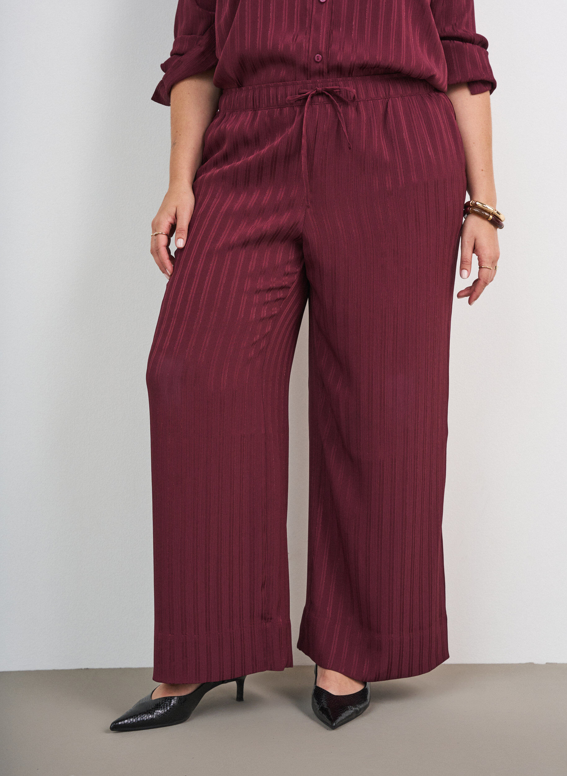 ZizziPantalon &agrave; rayures textur&eacute;es et coupe droite, Bordeaux, Model image number 3