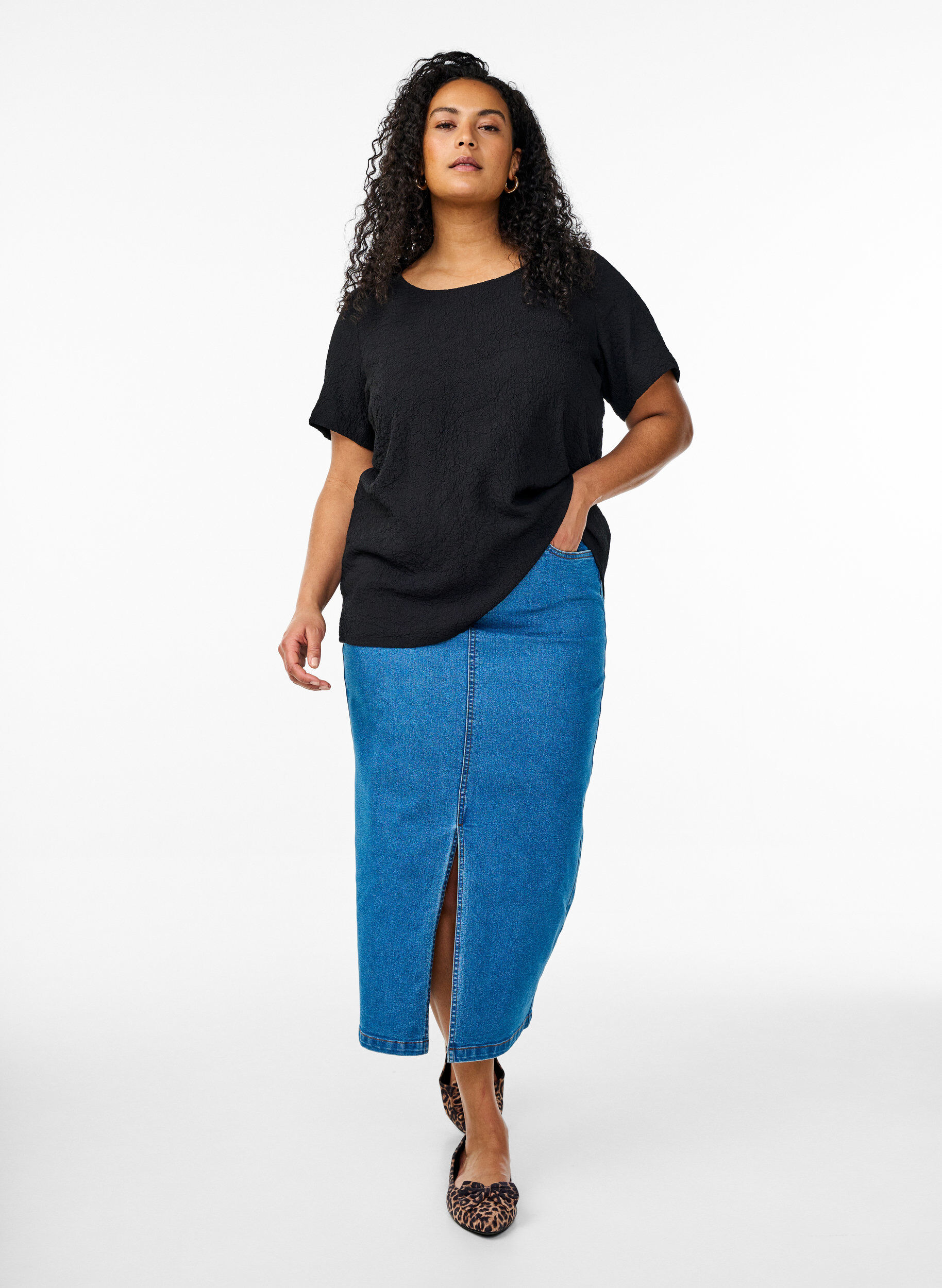 Zizzi FLASH - Chemisier &agrave; manches courtes en tissu textur&eacute;, Noir, Model image number 1