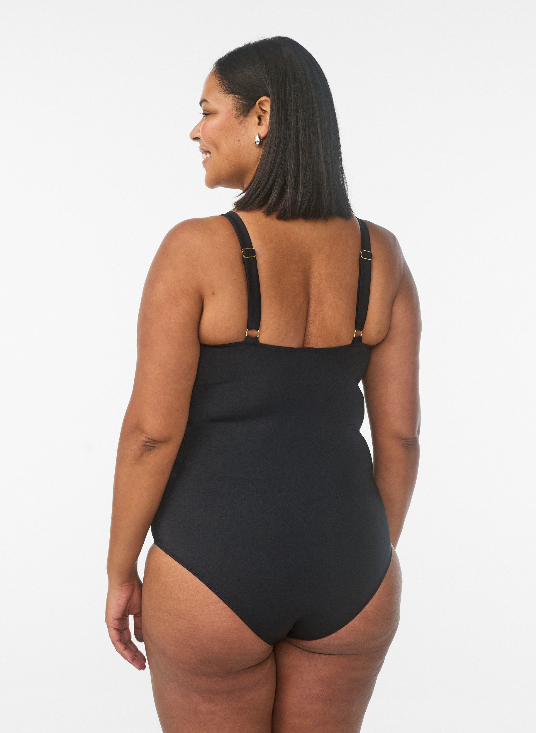 Zizzi Maillot de bain avec d&eacute;collet&eacute; en V et d&eacute;tail anneau, Noir, Model image number 1