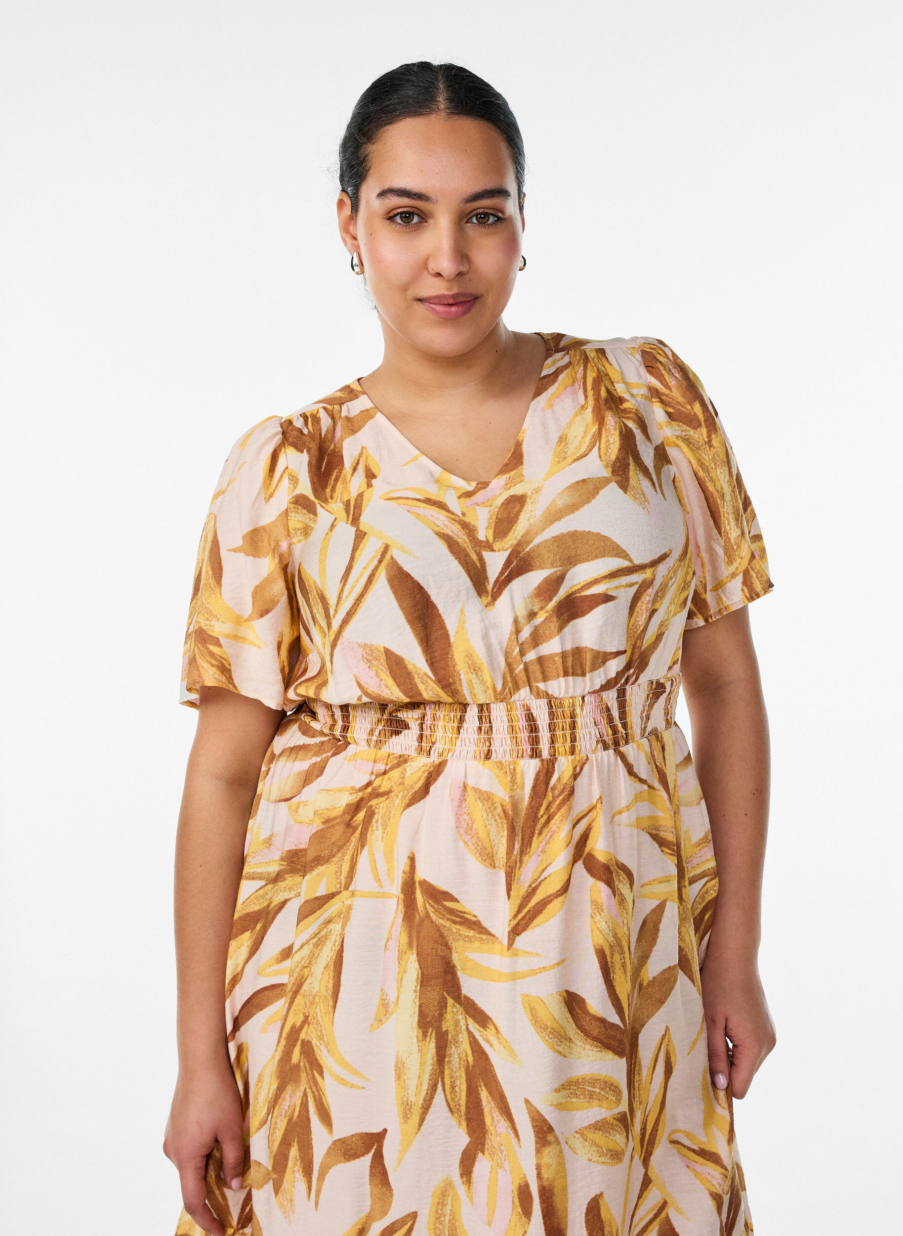ZizziRobe midi en viscose &agrave; imprim&eacute; feuillage et taille smock&eacute;e, Jaune, Model image number 2
