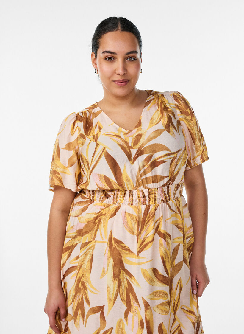 Robe midi en viscose &agrave; imprim&eacute; feuillage et taille smock&eacute;e, Jaune, Model image number 2