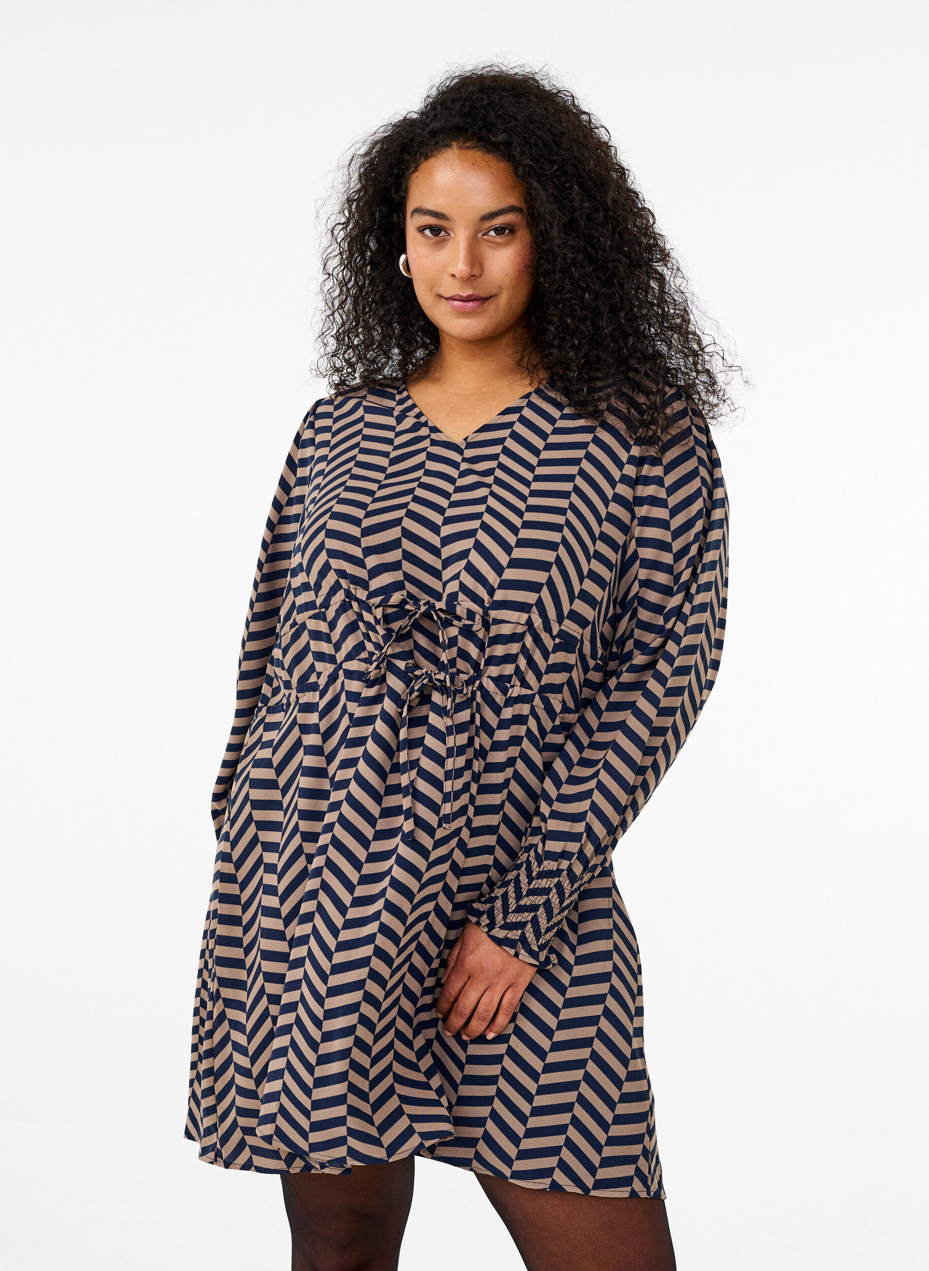 Zizzi Robe avec ceintures &agrave; nouer &agrave; la taille, Bleu, Model image number 0