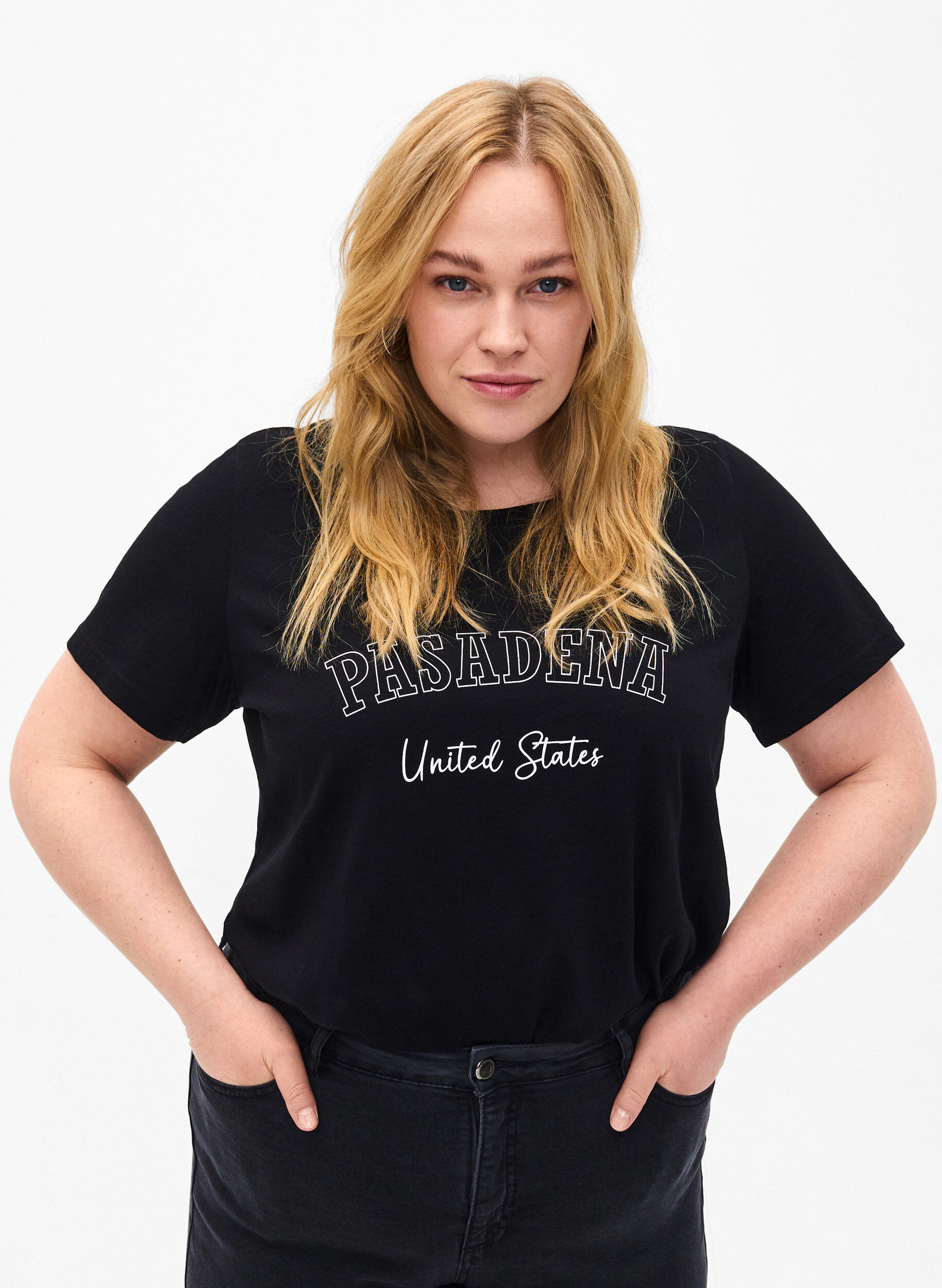 Zizzi T-shirt en coton avec texte, Black W. Pasadena, Model image number 0
