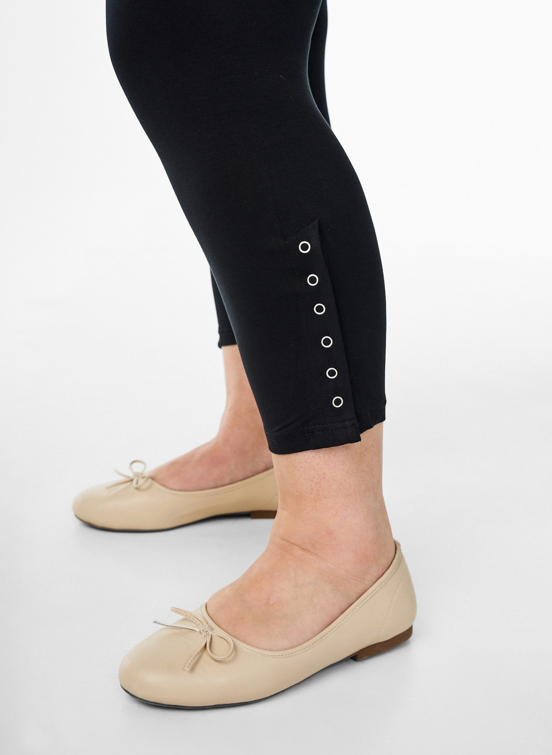 Zizzi leggings 3/4 avec boutons, Noir, Model image number 3