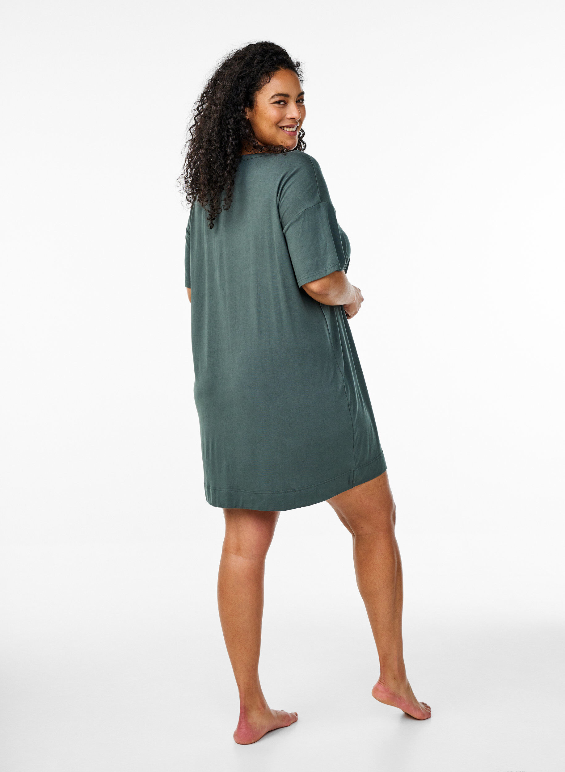 Zizzi Chemise de nuit manches courtes en viscose, Urban Chic, Model image number 1