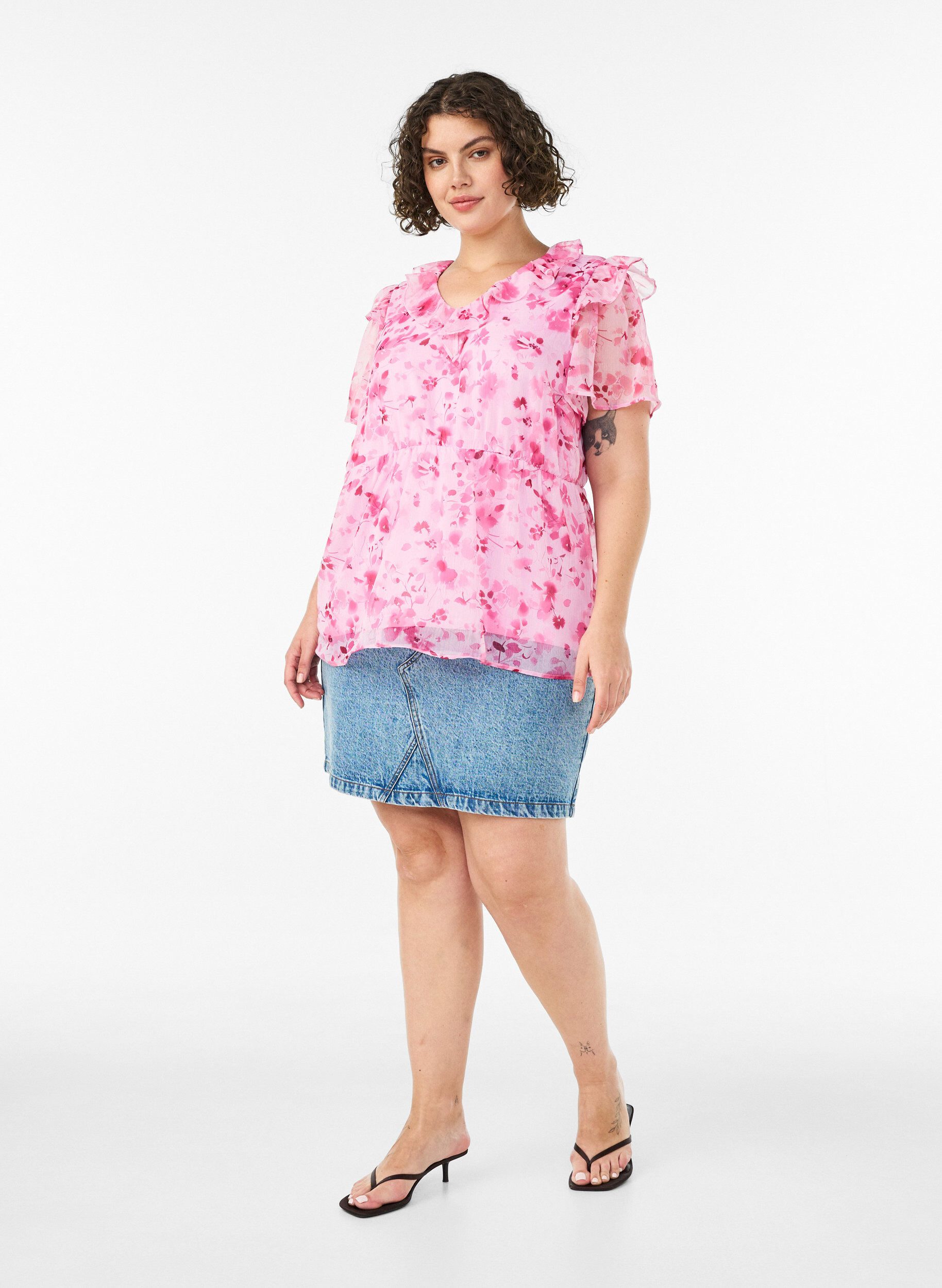 ZizziBlouse fleurie avec col &agrave; volants et effet peplum, Rose, Model image number 1