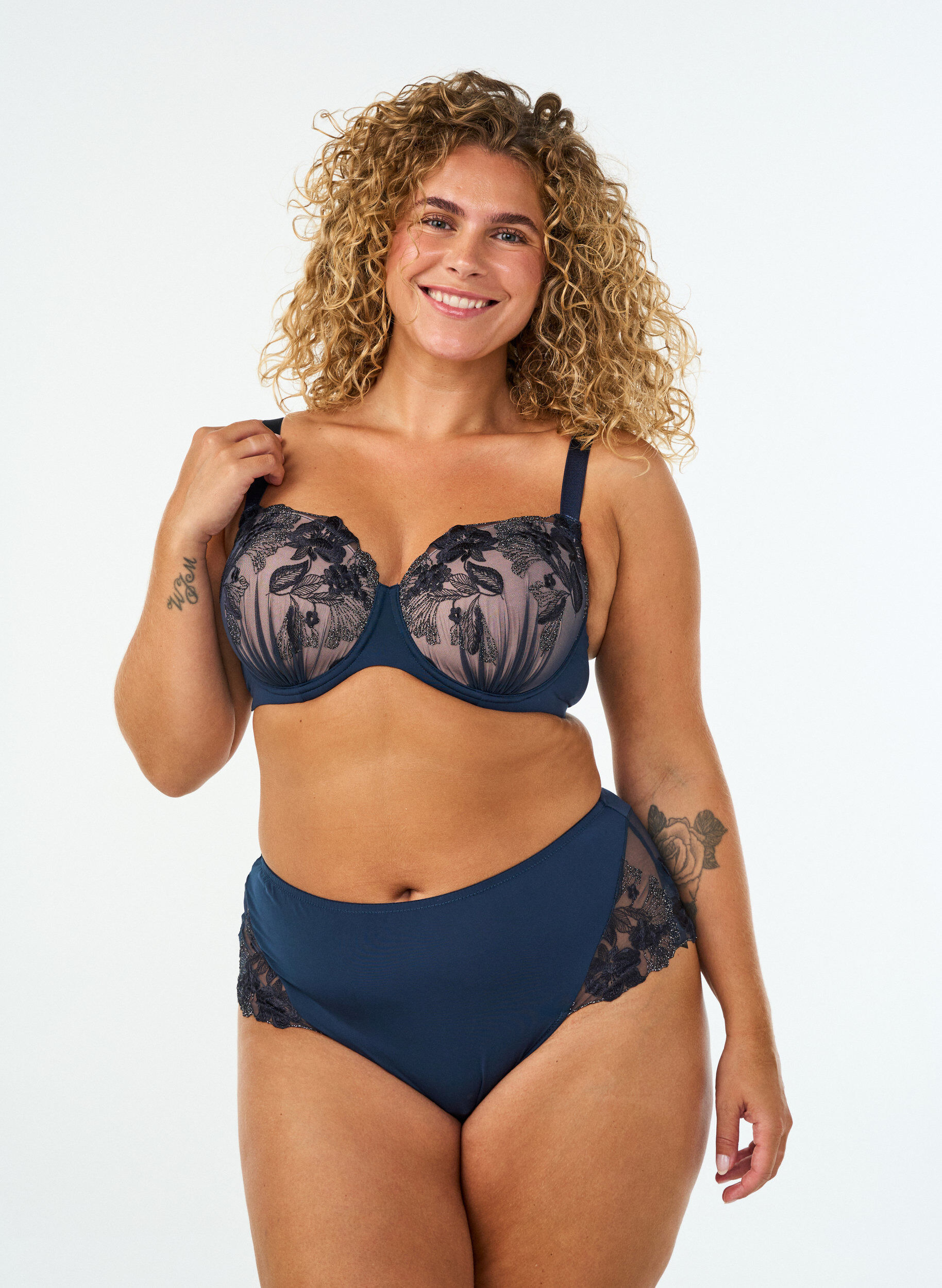 ZizziString hipster avec broderie florale et taille standard, Bleu, Model image number 0