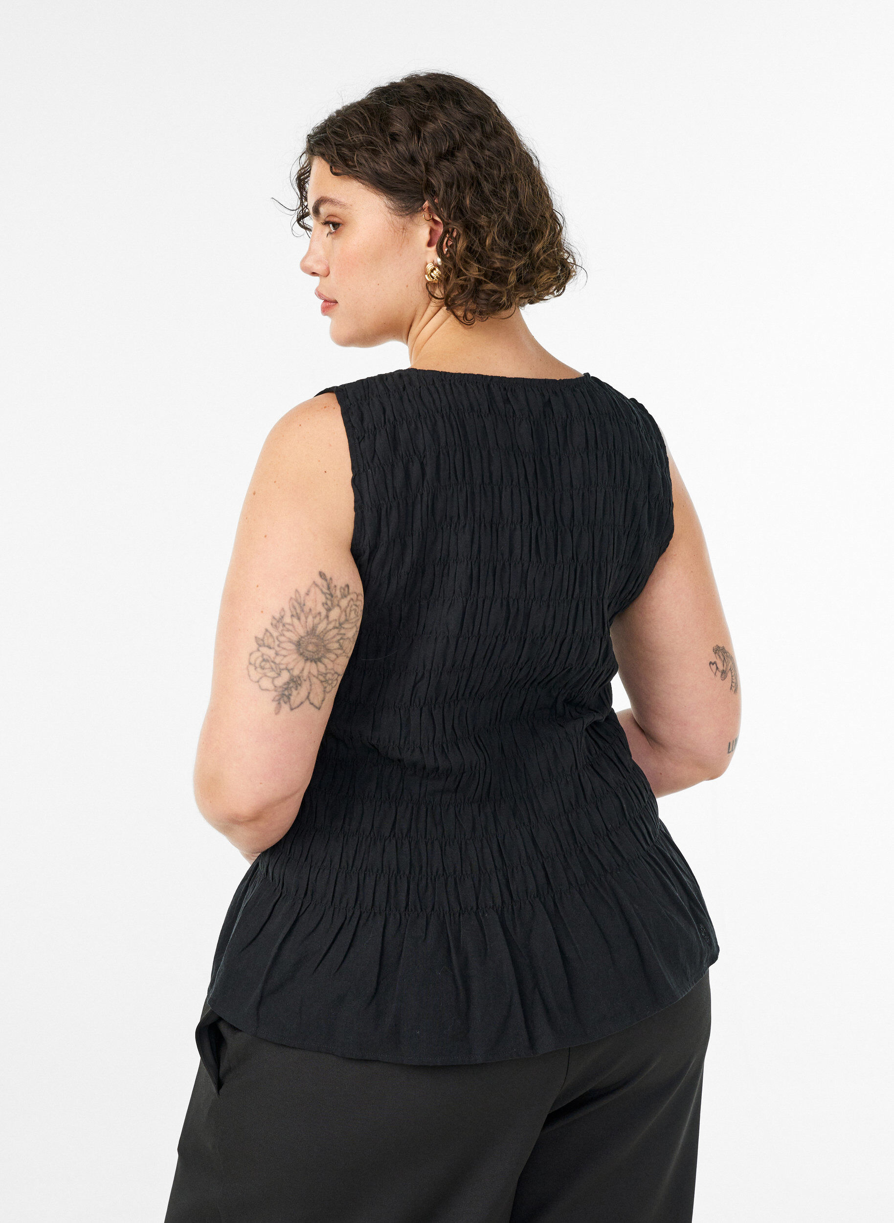 ZizziTop sans manches en coton et lin avec smocks, Noir, Model image number 2