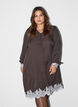 Robe mi-longue avec de fines rayures et des finitions en dentelle, Marron, Model image number 0
