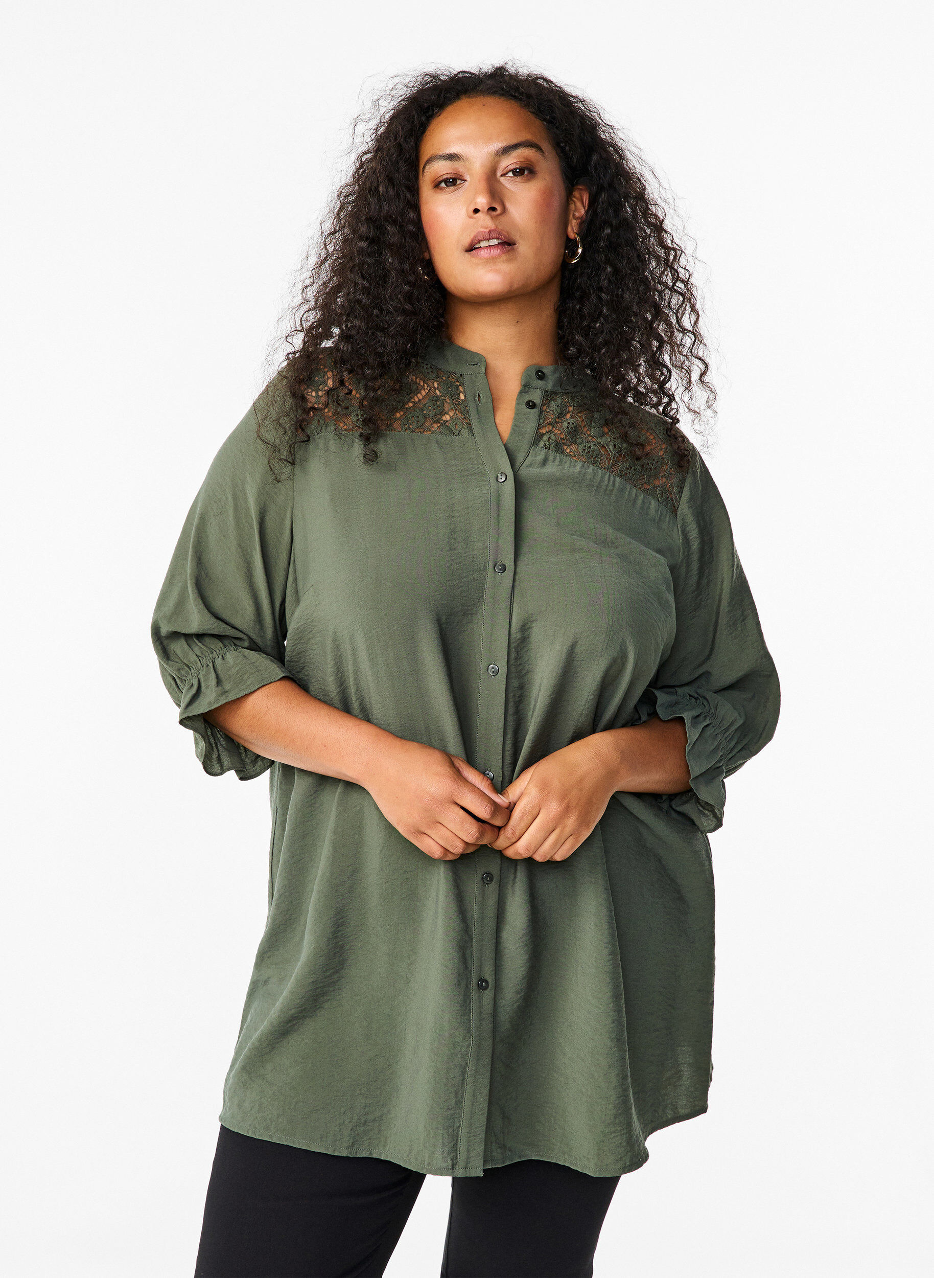 Zizzi Chemise longue en viscose avec d&eacute;tail en dentelle, Thyme, Model image number 0
