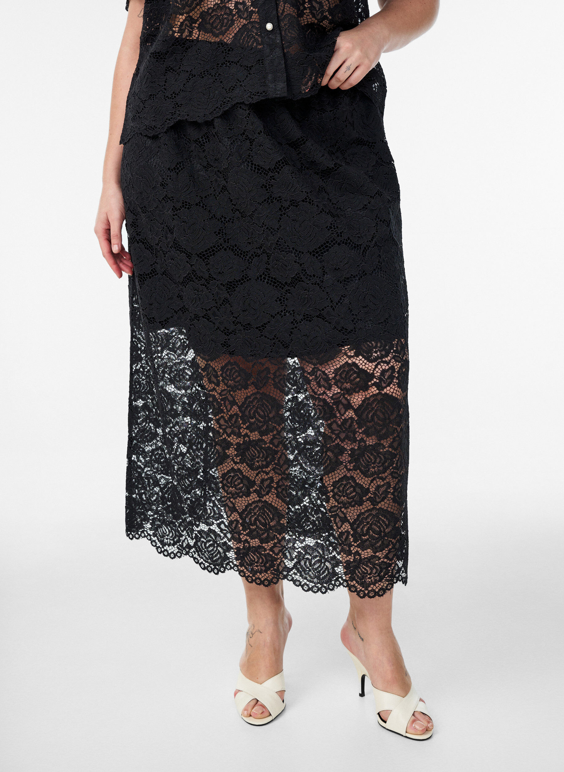 ZizziJupe midi en dentelle avec taille &eacute;lastique, Noir, Model image number 2