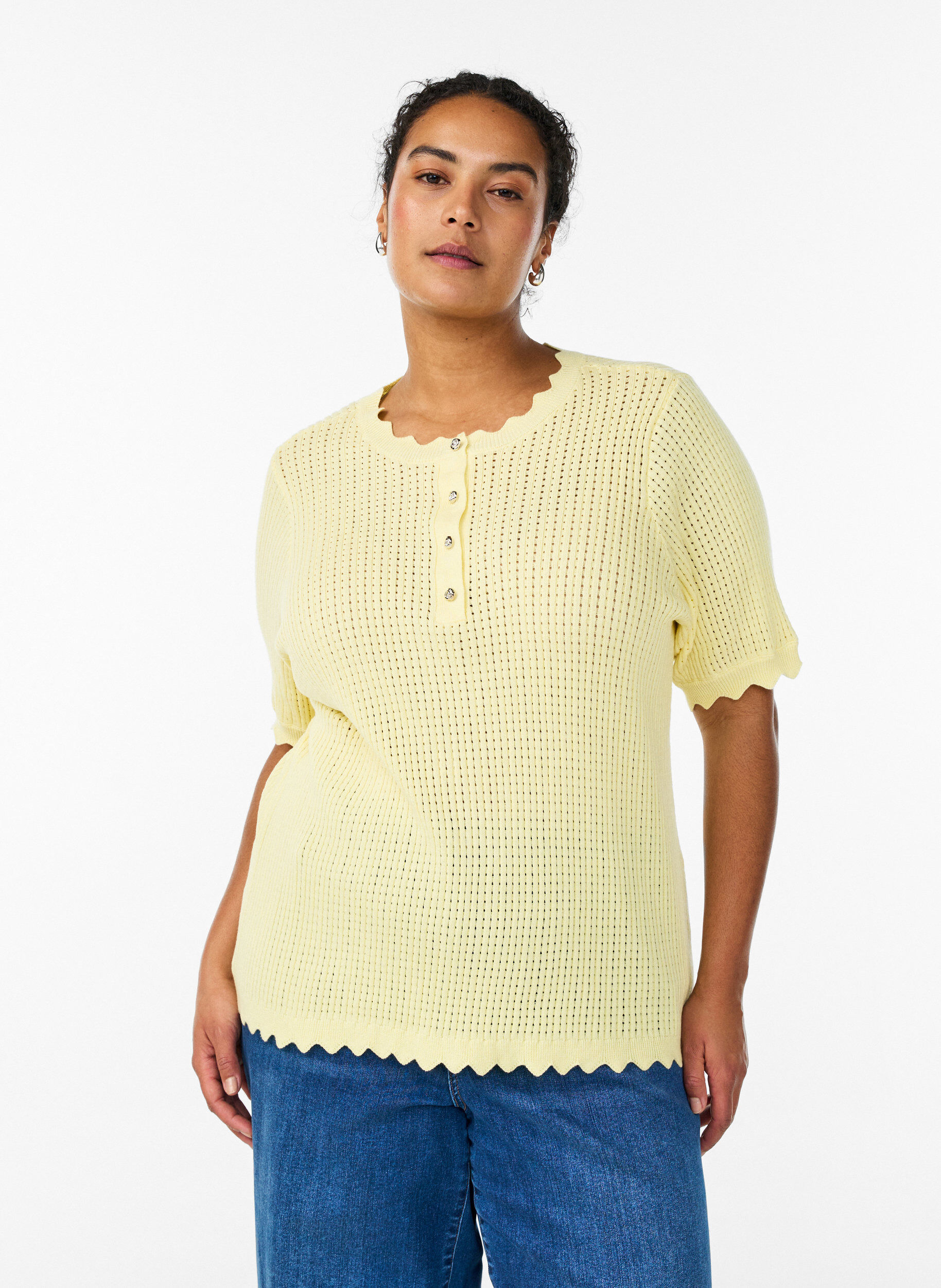 Zizzi Blouse en maille &agrave; manches courtes avec motif ajour&eacute; et bords ondul&eacute;s, Jaune clair, Model image number 0