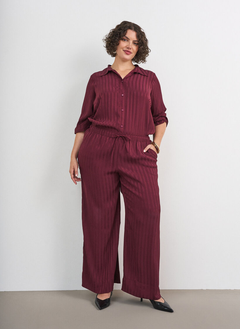 Pantalon &agrave; rayures textur&eacute;es et coupe droite, Bordeaux, Model image number 1
