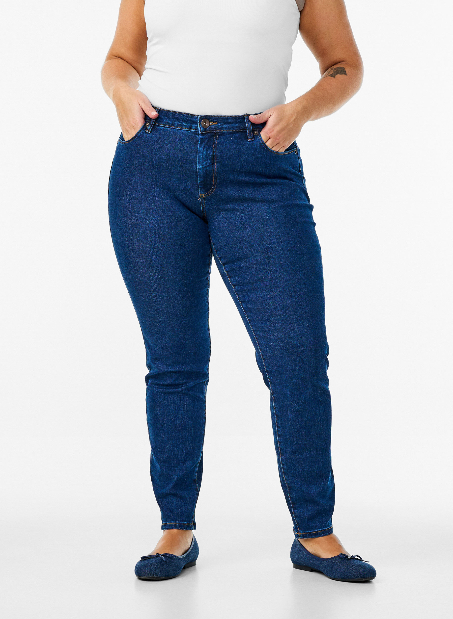 Zizzi Jean Emily coupe slim fit avec taille normale, Bleu, Model image number 2