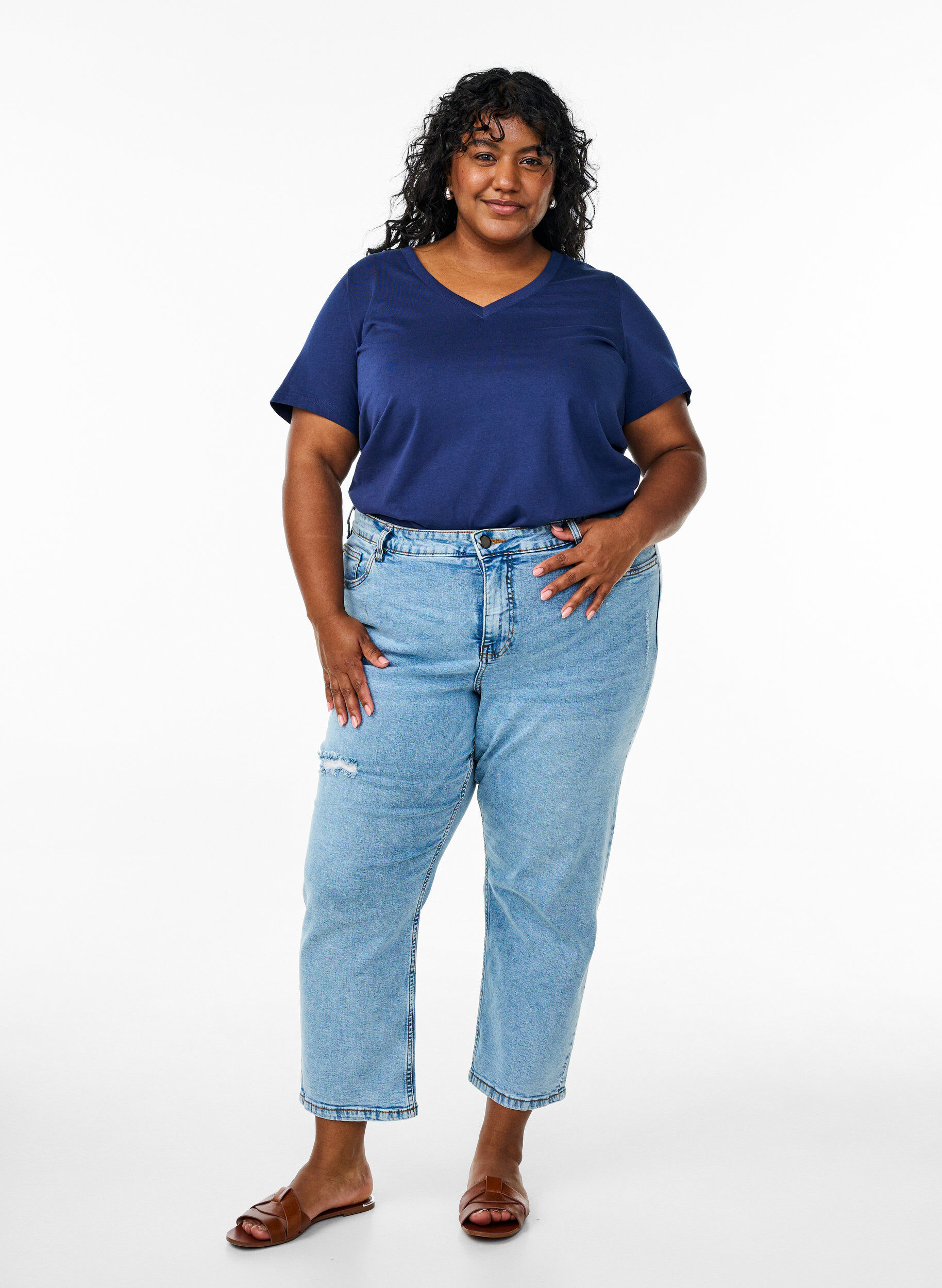 Zizzi T-shirt en coton simple avec encolure en V, Bleu, Model image number 1