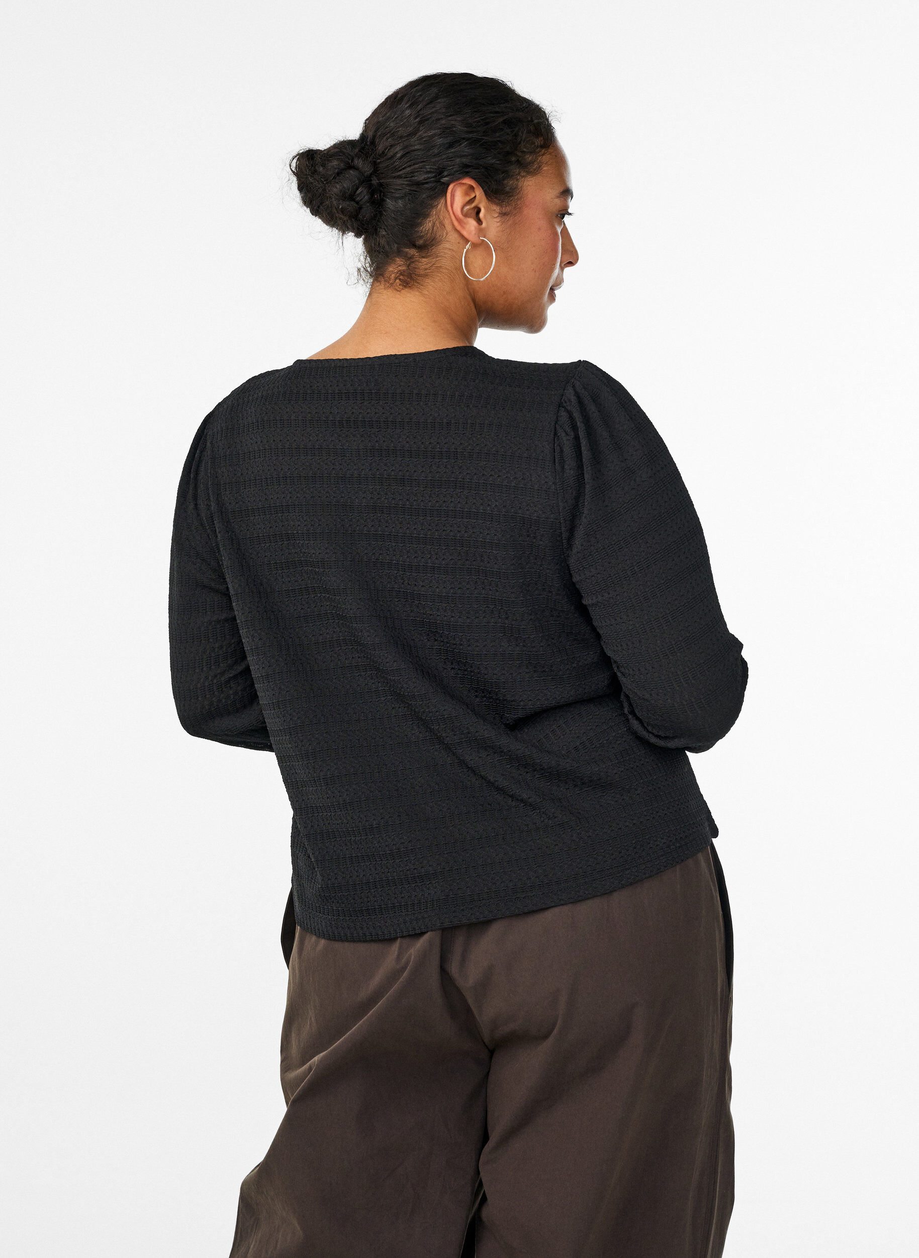 Zizzi Blouse avec motif textur&eacute; et fermeture boutonn&eacute;e, Noir, Model image number 2