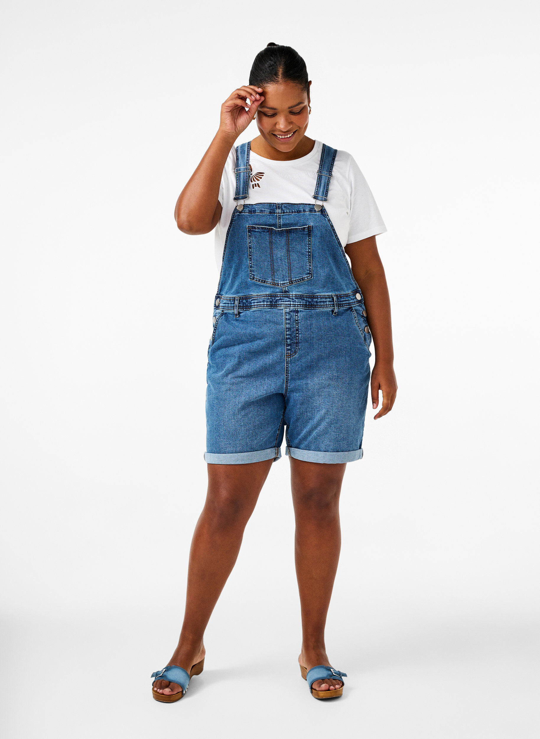 Zizzi Salopettes shorts en jean, Bleu Clair, Model image number 1