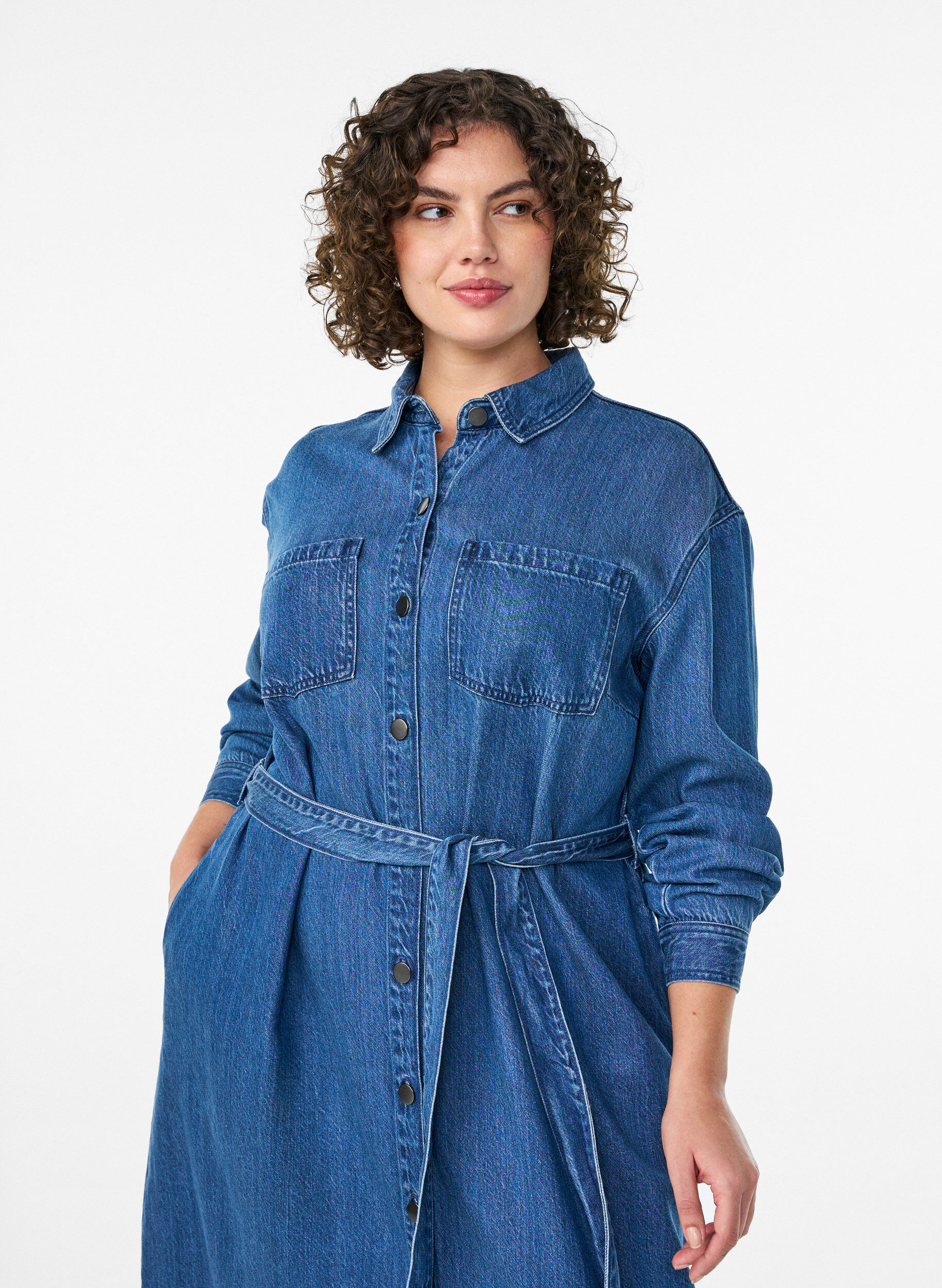 Zizzi Robe chemise en denim avec ceinture &agrave; nouer et poches lat&eacute;rales, Bleu, Model image number 2