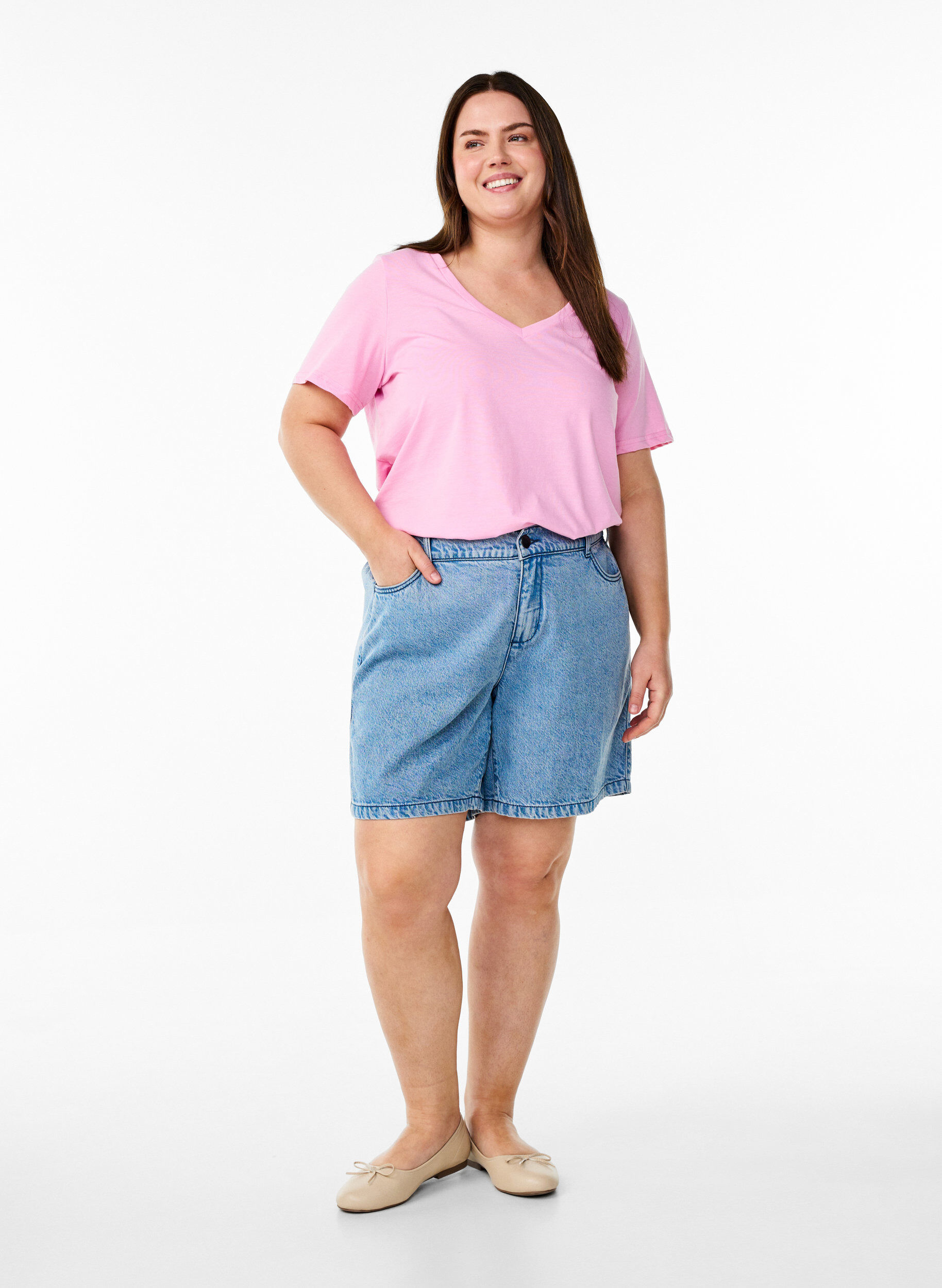 Zizzi T-shirt &agrave; manches courtes avec col en V, Rose, Model image number 1