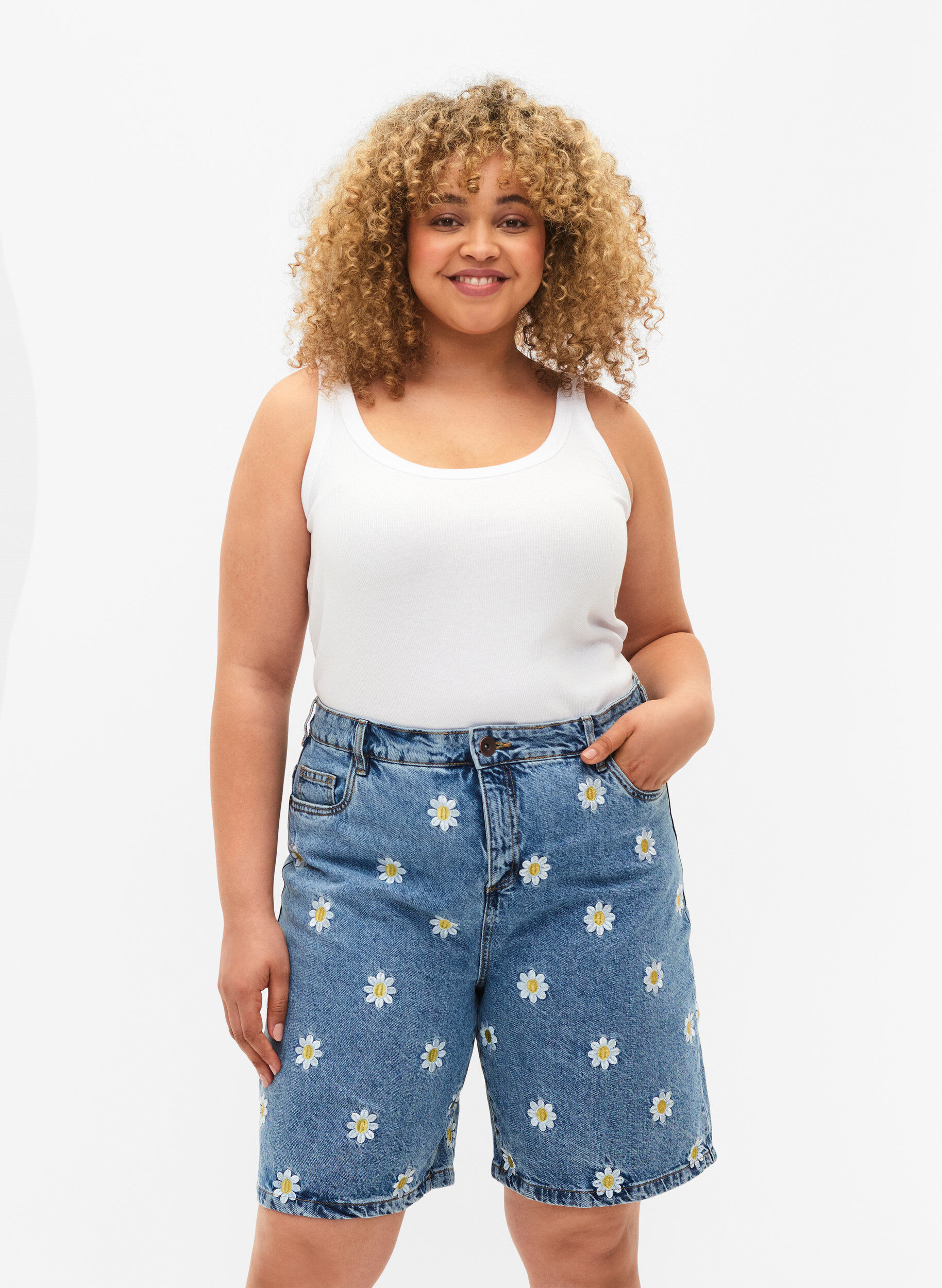 Zizzi Short Mille &agrave; taille haute avec fleurs brod&eacute;es, Light Blue Flower, Model image number 0