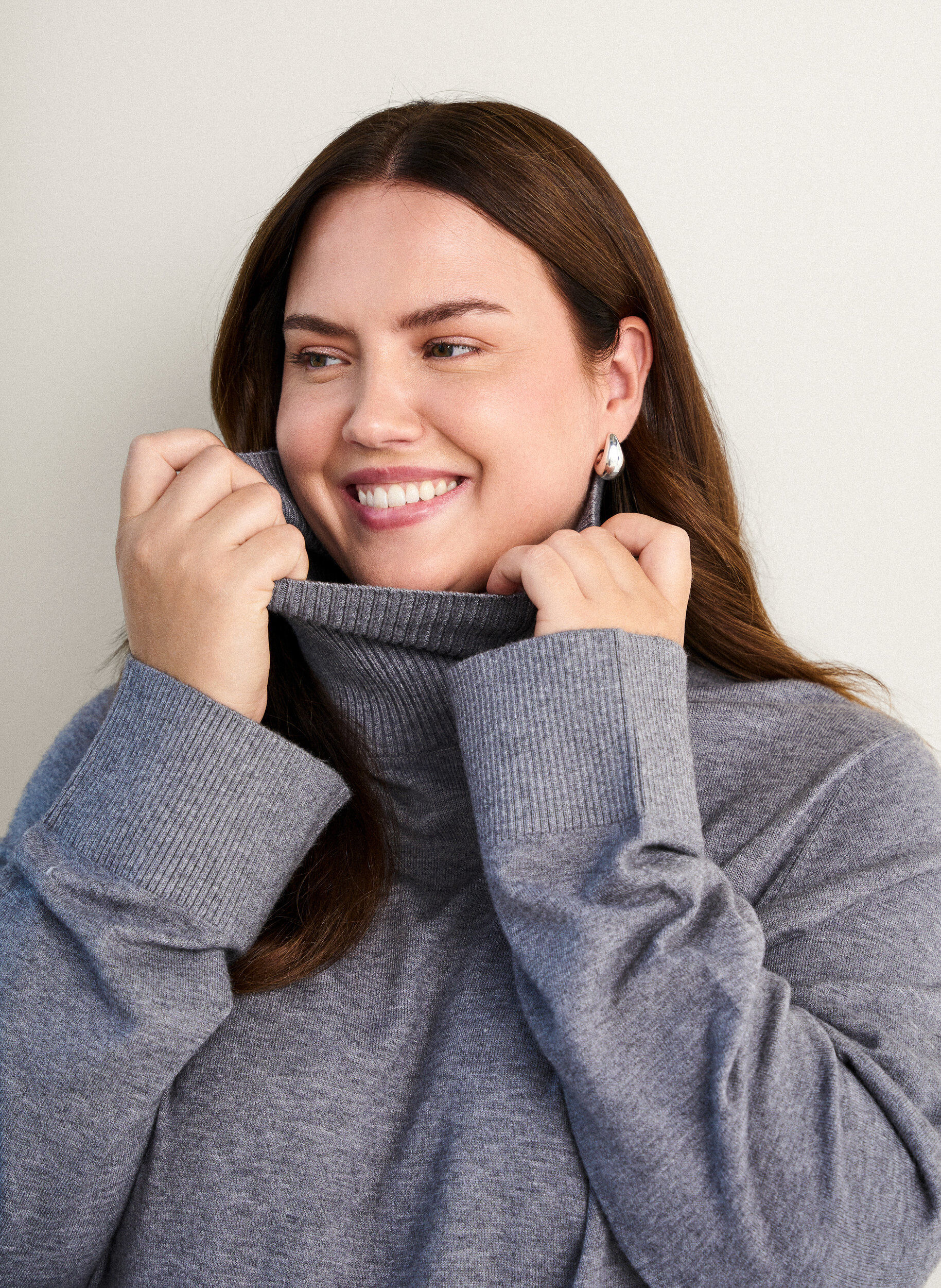 Zizzi Blouse en maille &agrave; col roul&eacute; et boutons sur le c&ocirc;t&eacute;, Gris, Image image number 0