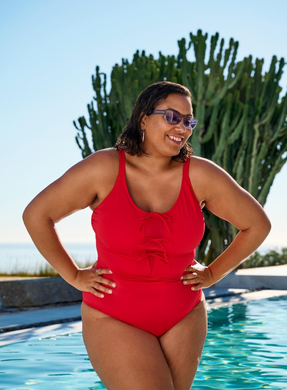 Zizzi Maillot de bain rouge avec n&oelig;uds, , Model