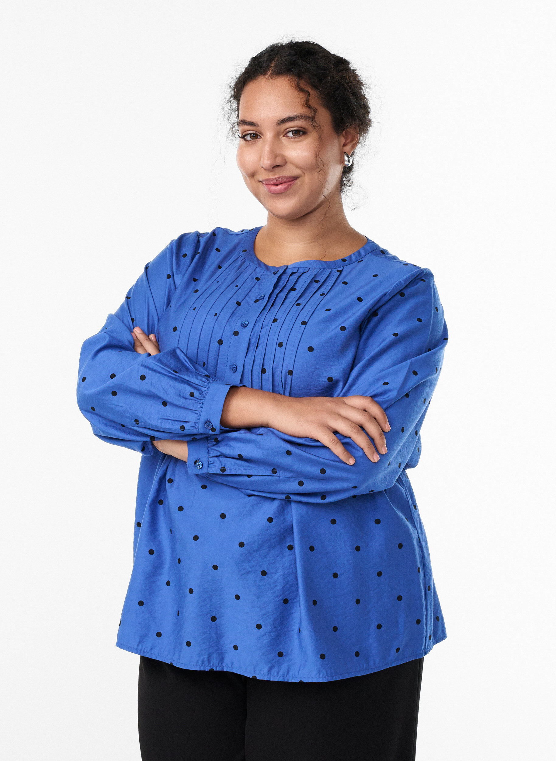 Blouse &agrave; pois avec manches longues, Bleu, Model