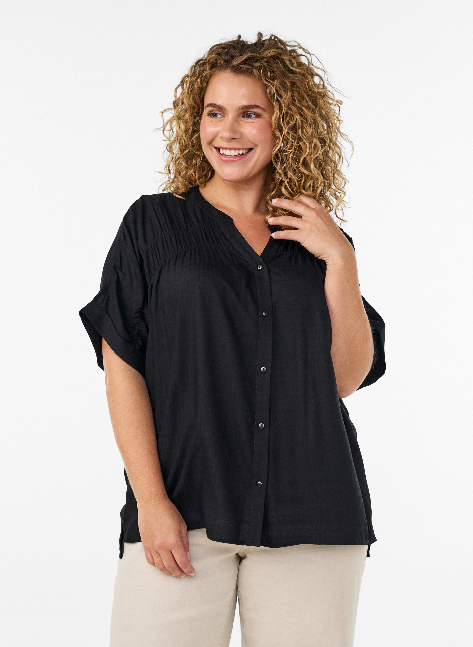 ZizziChemise en viscose avec manches courtes et d&eacute;tail fronc&eacute;, Noir, Model image number 0