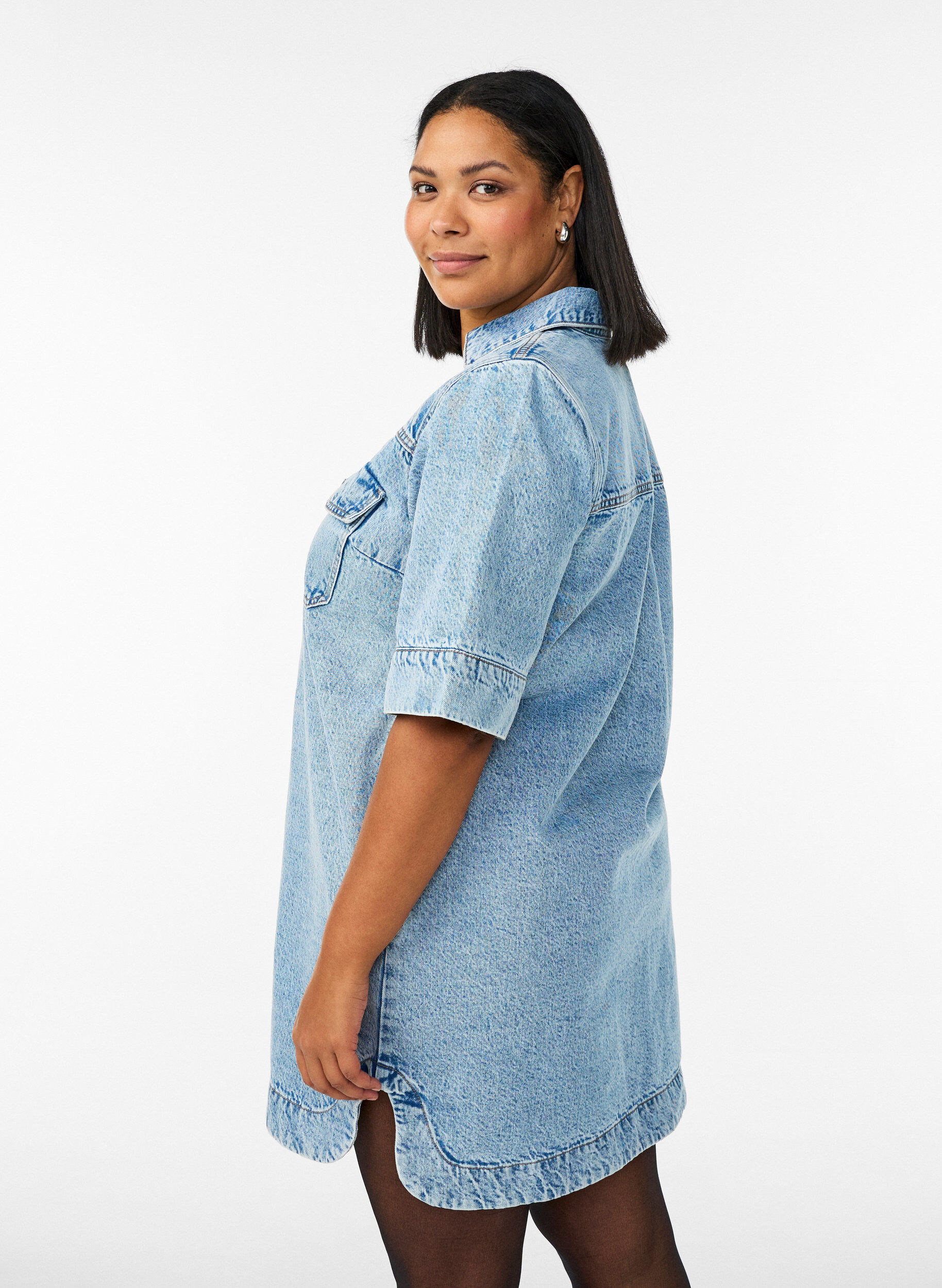 Zizzi Robe en jean &agrave; manches courtes avec un col et une fermeture boutonn&eacute;e, Bleu Clair, Model image number 2