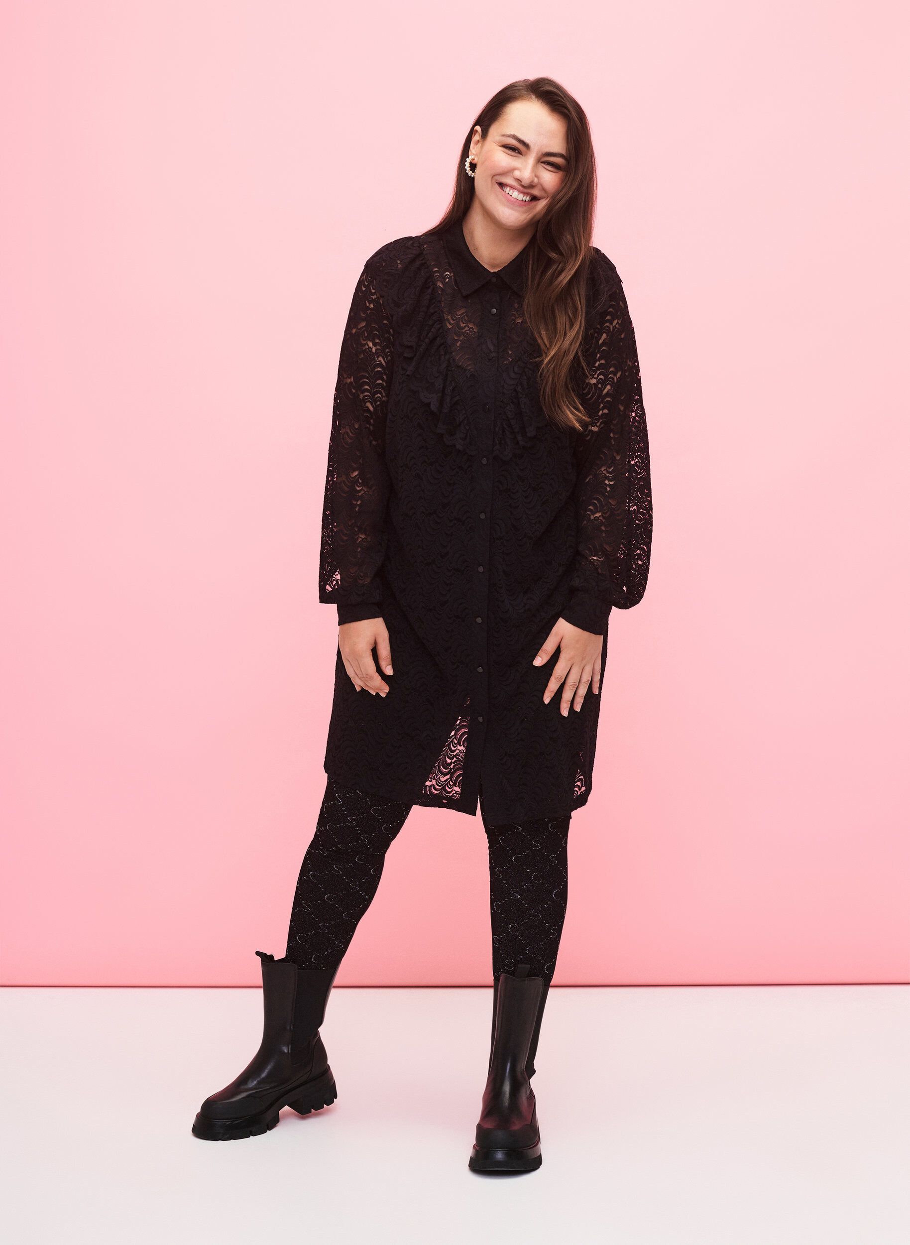 Zizzi Robe chemise en dentelle avec froufrous, Black, Model image number 2