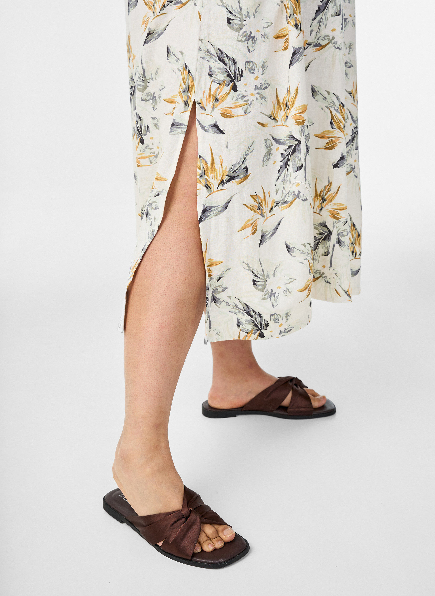 Zizzi Robe midi en lin et viscose avec manches mi-longues, Blanc, Model image number 2