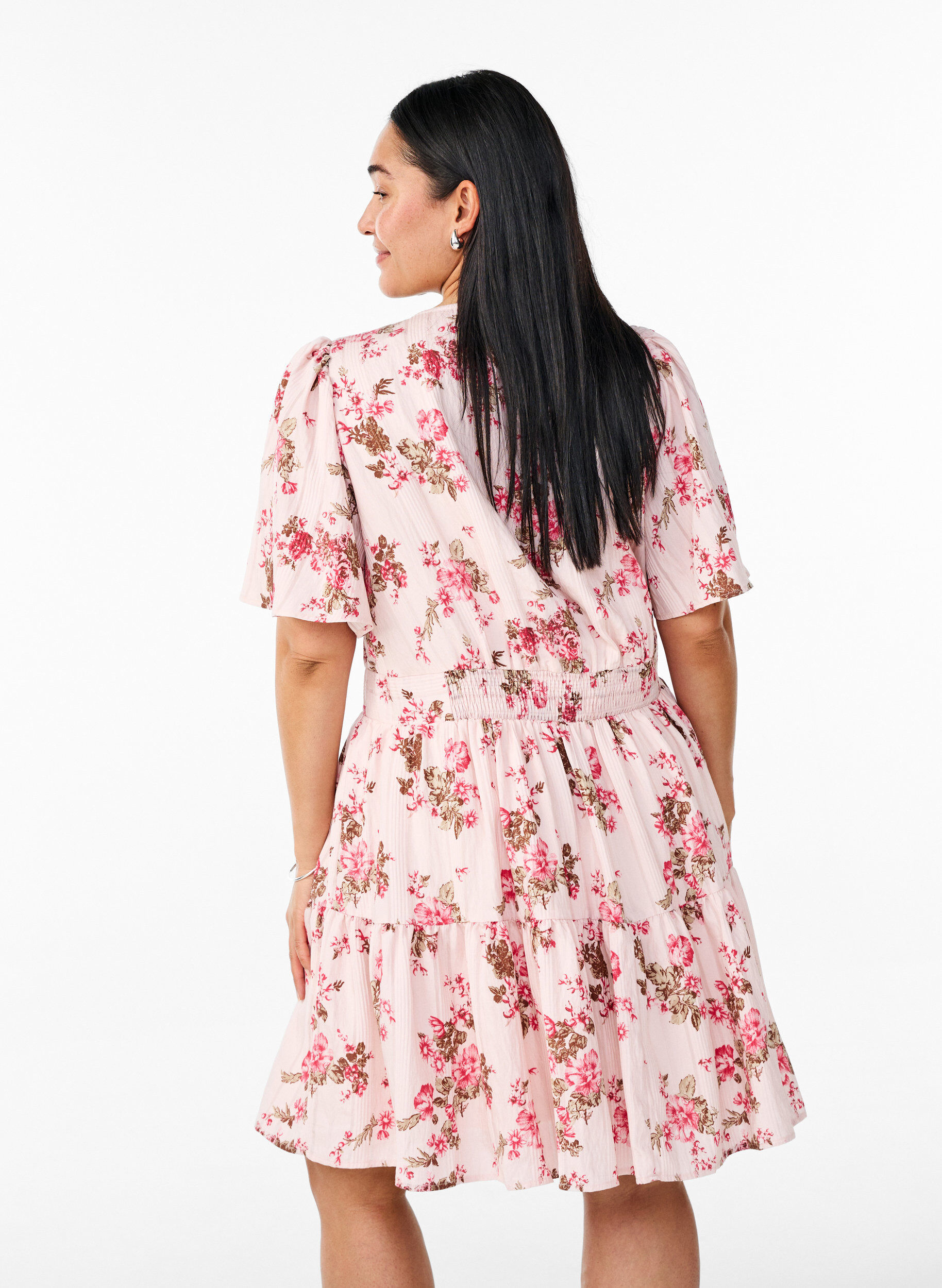 Zizzi Robe courte &agrave; imprim&eacute; floral et col en&nbsp;V, Rose, Model image number 2