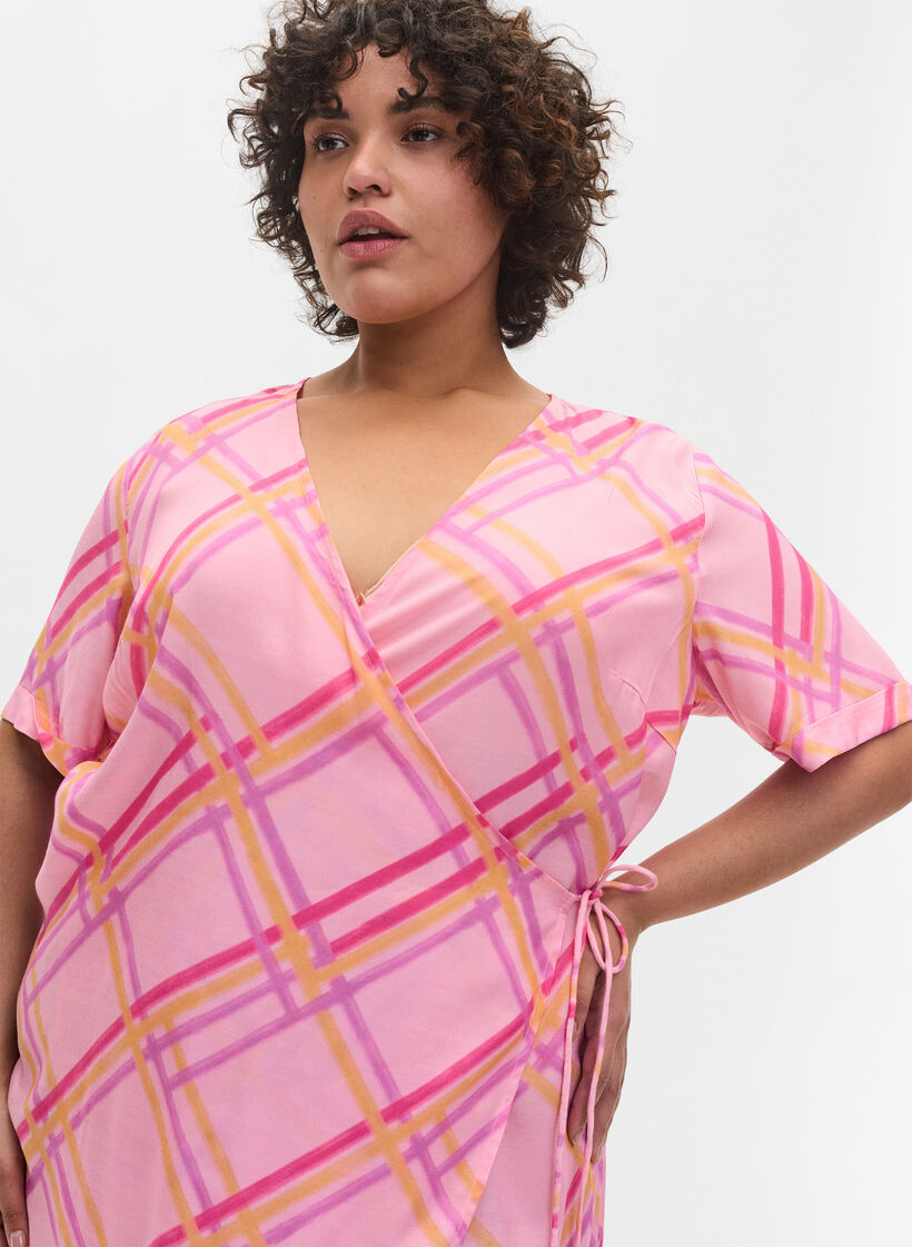 Robe portefeuille en viscose à carreaux , Pink Check, Model image number 2