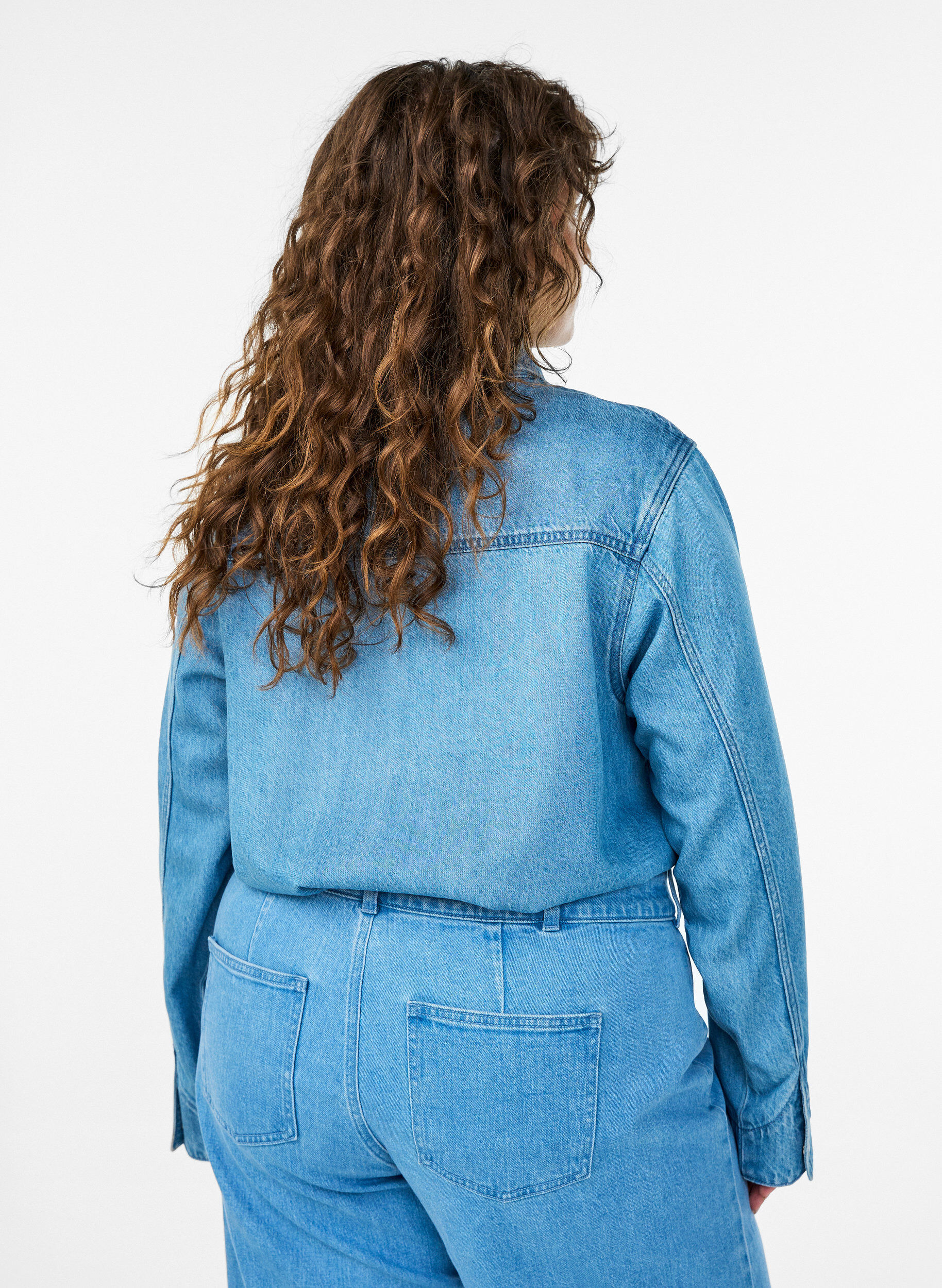 Zizzi Chemise en jean avec poches poitrine, Bleu, Model image number 2