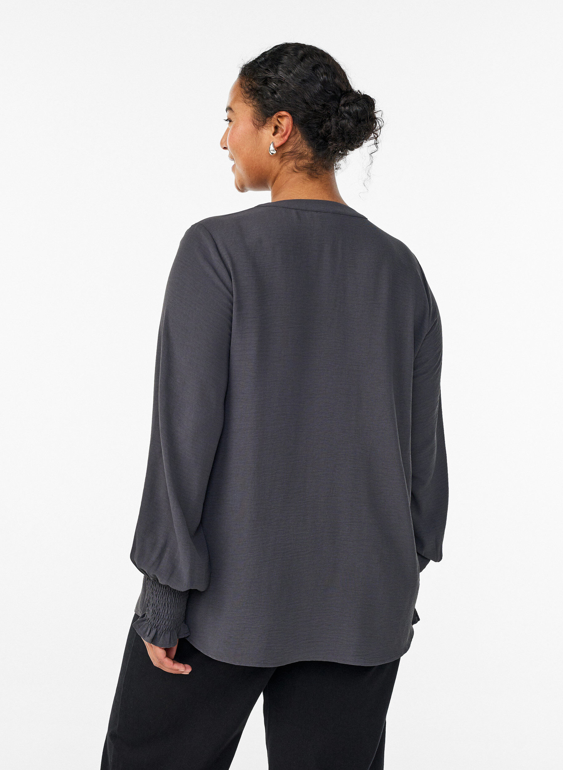 ZizziBlouse avec poignets smock&eacute;s et col en V, Gris anthracite, Model image number 2