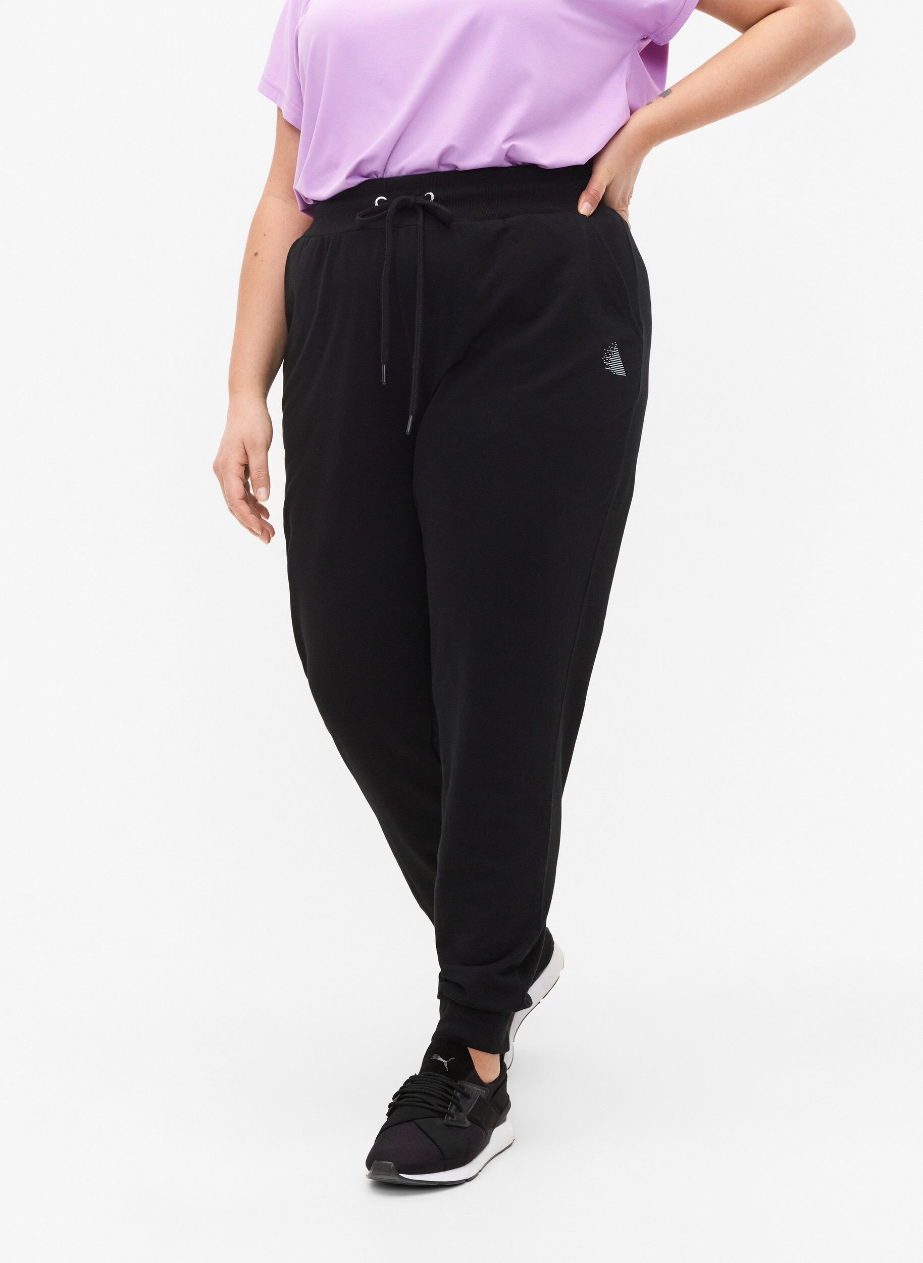 Zizzi Pantalon de surv&ecirc;tement ample avec poches, Noir, Model image number 3