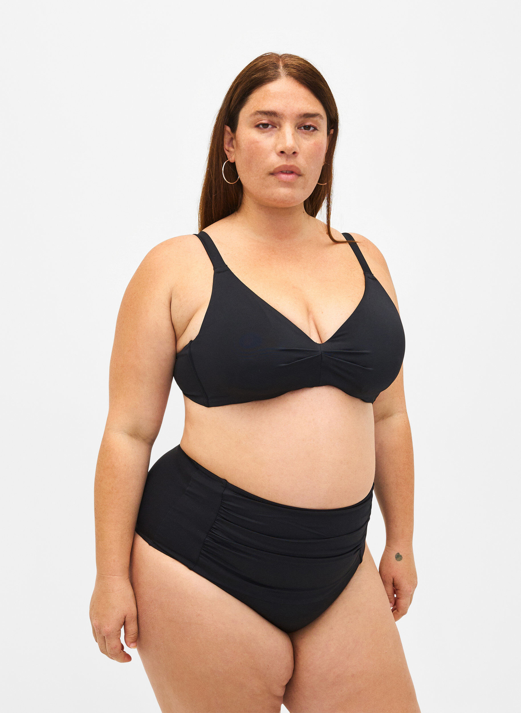 Zizzi Haut de bikini &agrave; armatures et d&eacute;tails pliss&eacute;s, Black, Model image number 2