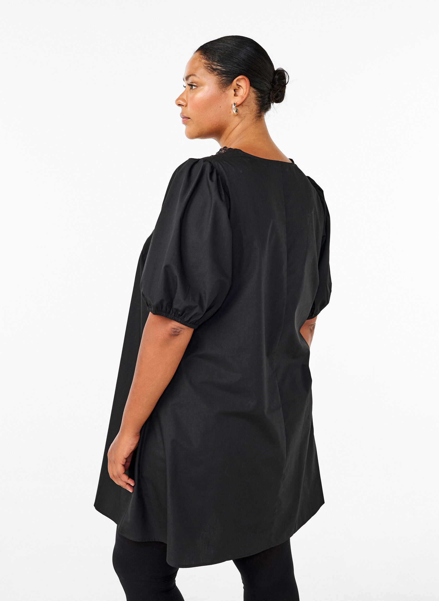Zizzi Robe courte avec d&eacute;tails en dentelle, Black, Model image number 1