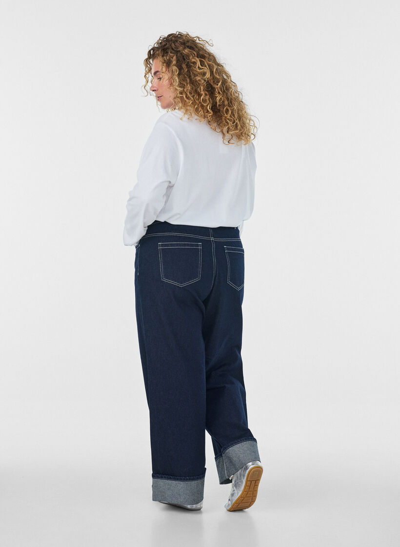 Jean coupe large avec de larges revers et surpiq&ucirc;res contrastantes, Bleu, Model image number 1