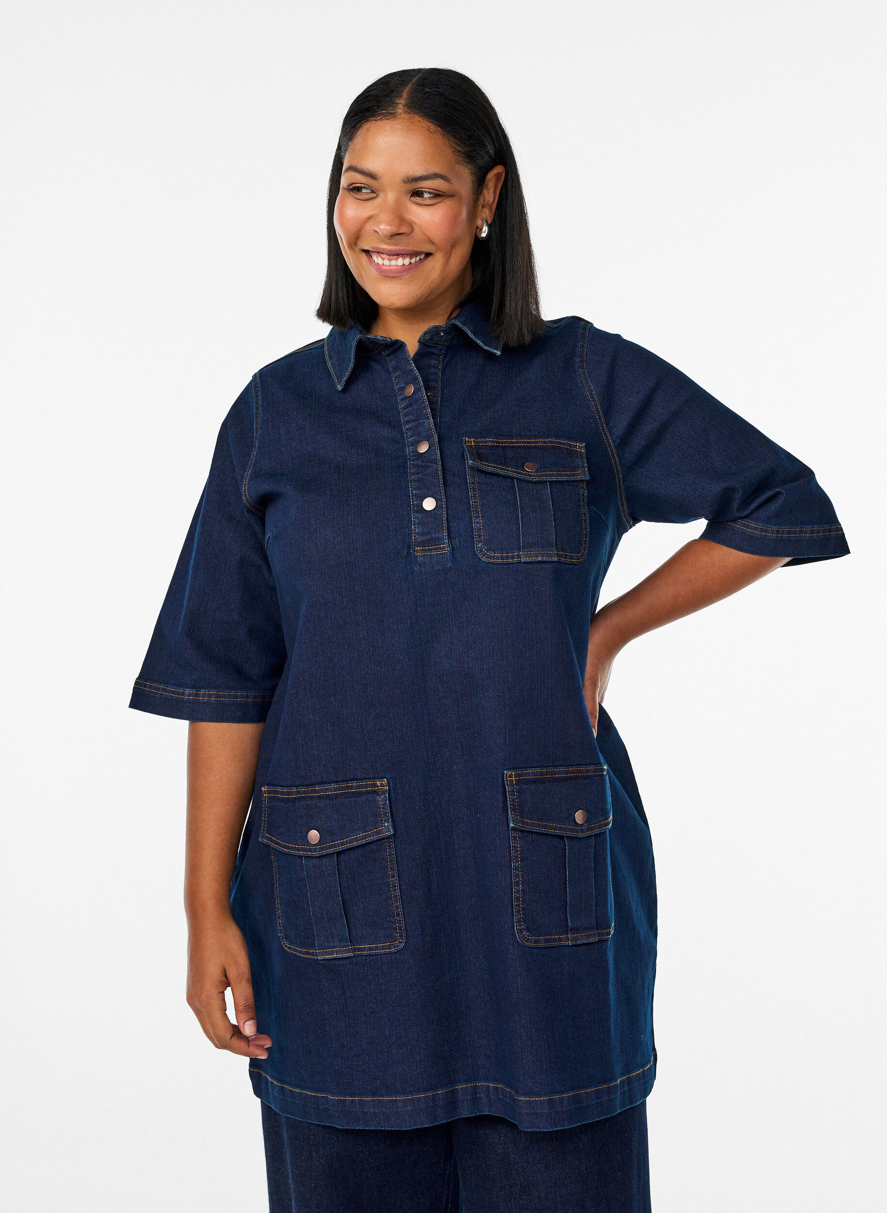 Zizzi Robe en jean avec de grandes poches et des manches 3/4, Bleu, Model image number 0