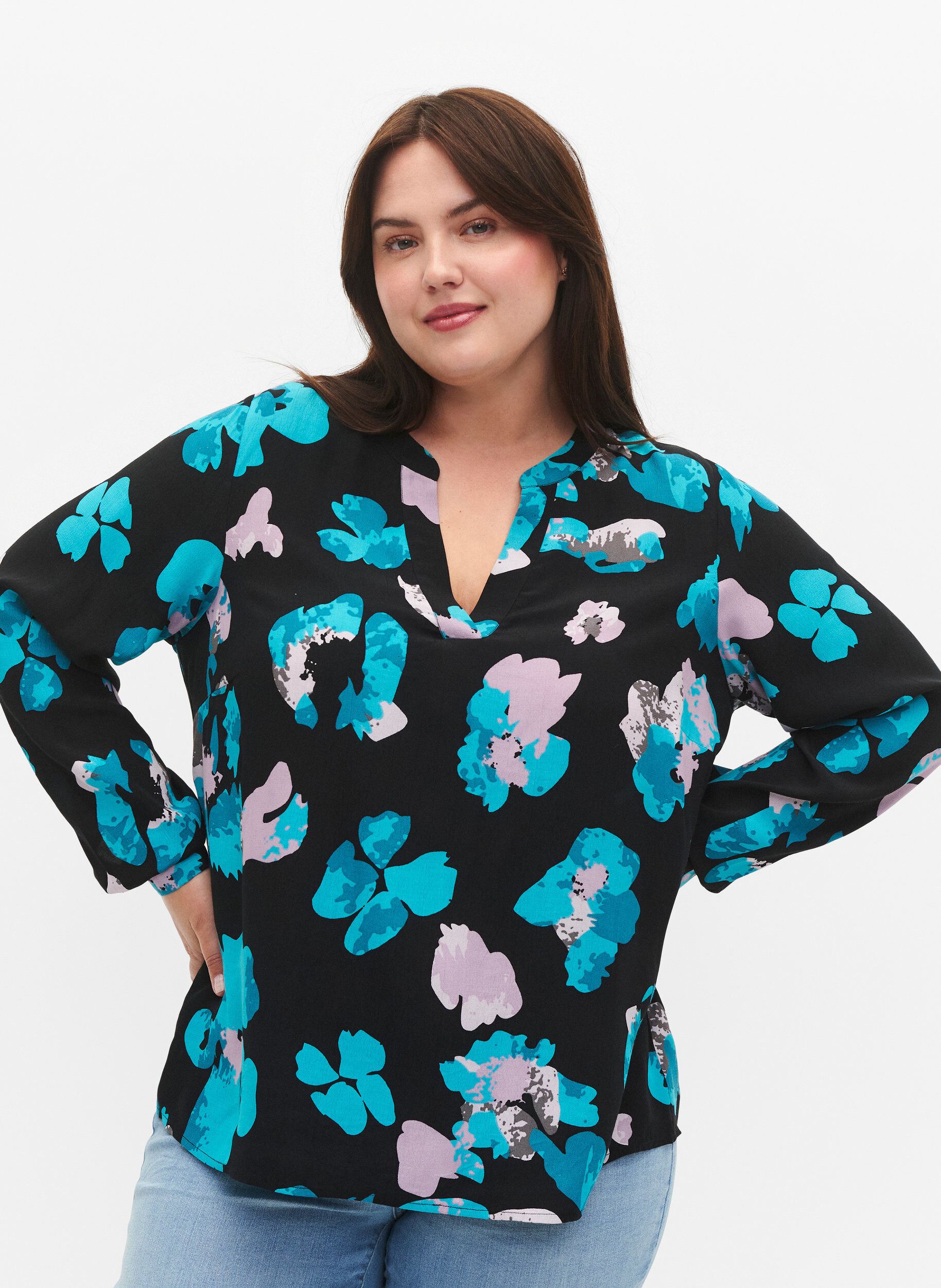 Zizzi Blouse en viscose &agrave; manches longues avec imprim&eacute;, Blue AOP, Model image number 2