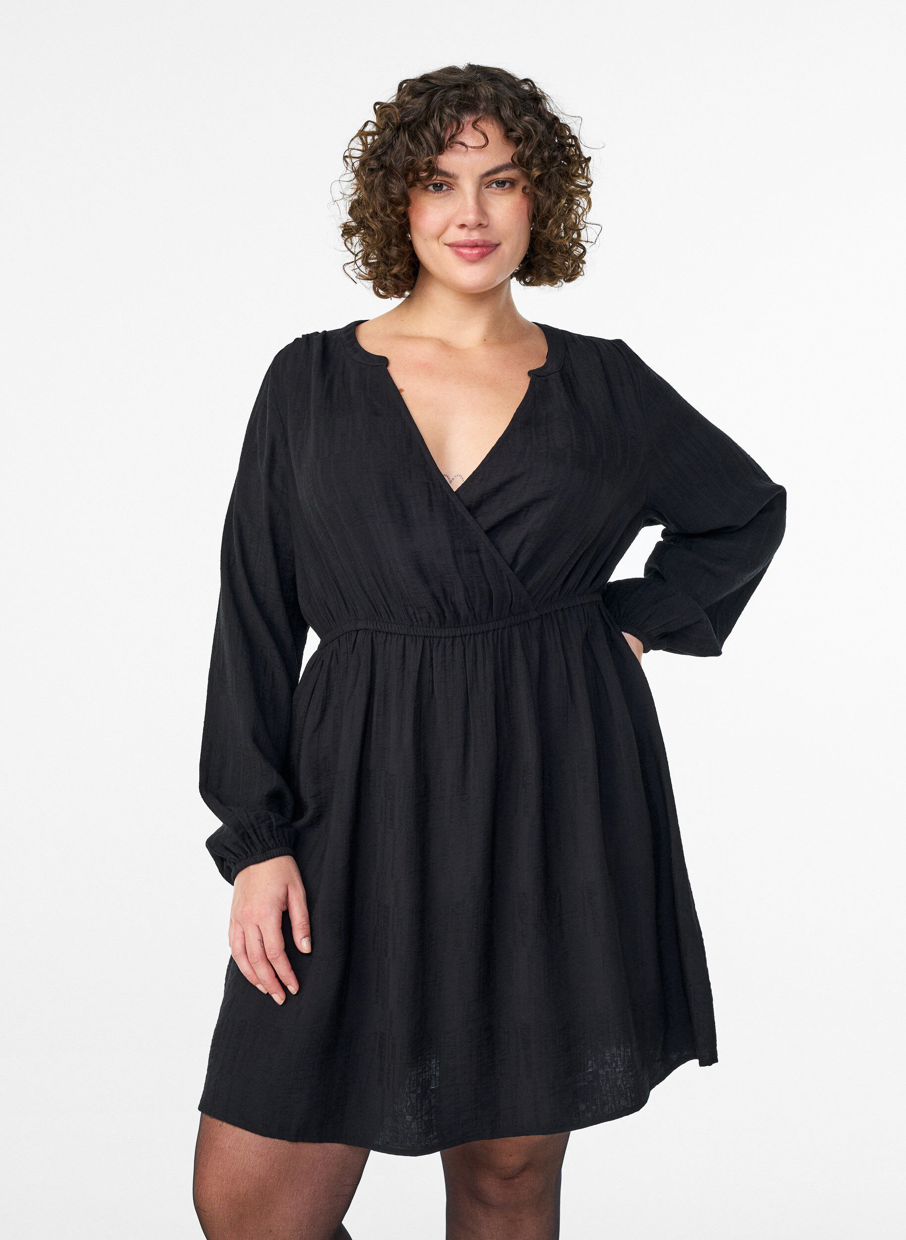 Robe courte textur&eacute;e effet portefeuille, Noir, Model