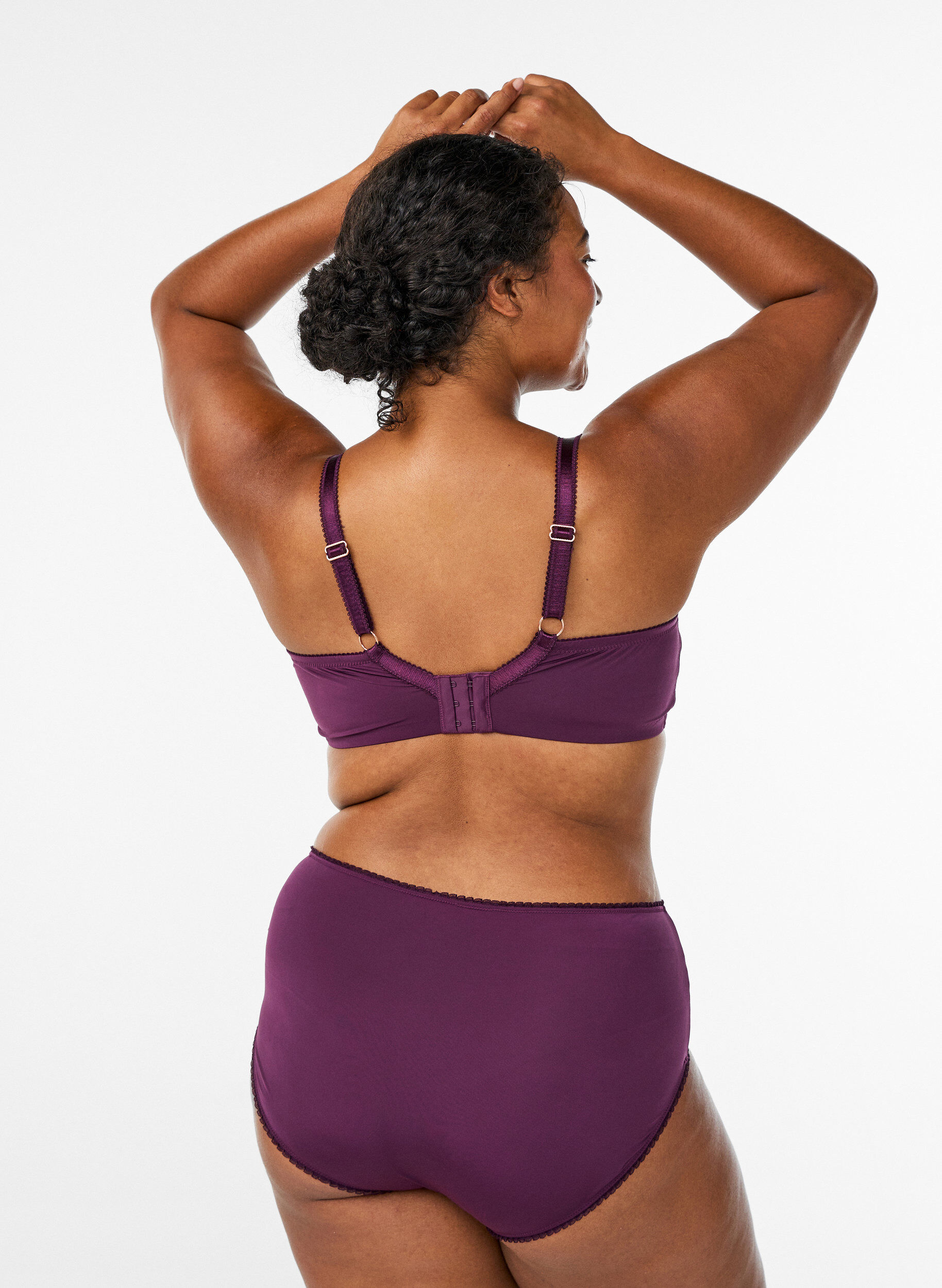 Zizzi Soutien-gorge rembourr&eacute; avec broderie florale, Violet, Model image number 2