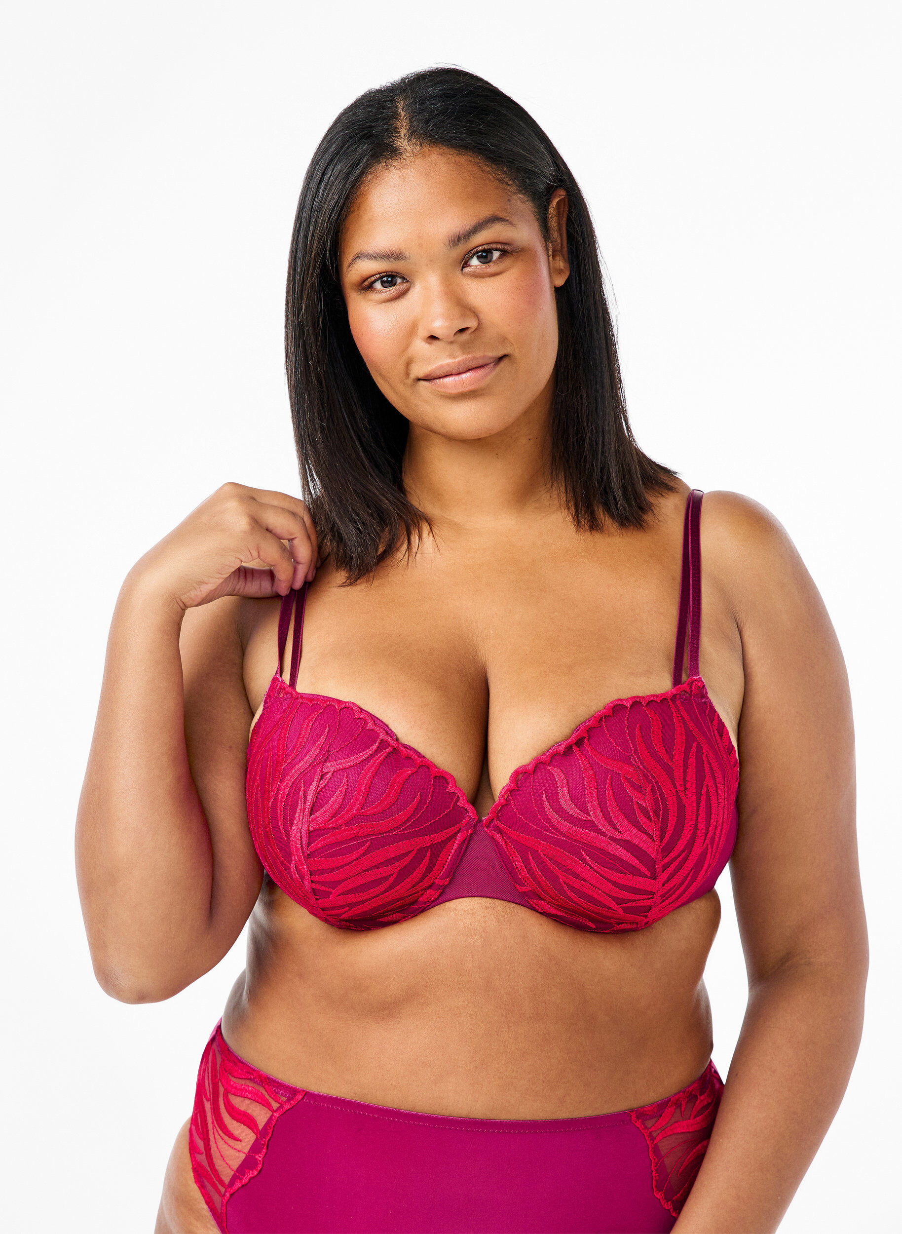 Soutien-gorge moul&eacute; &agrave; motif brod&eacute;, Rouge, Model