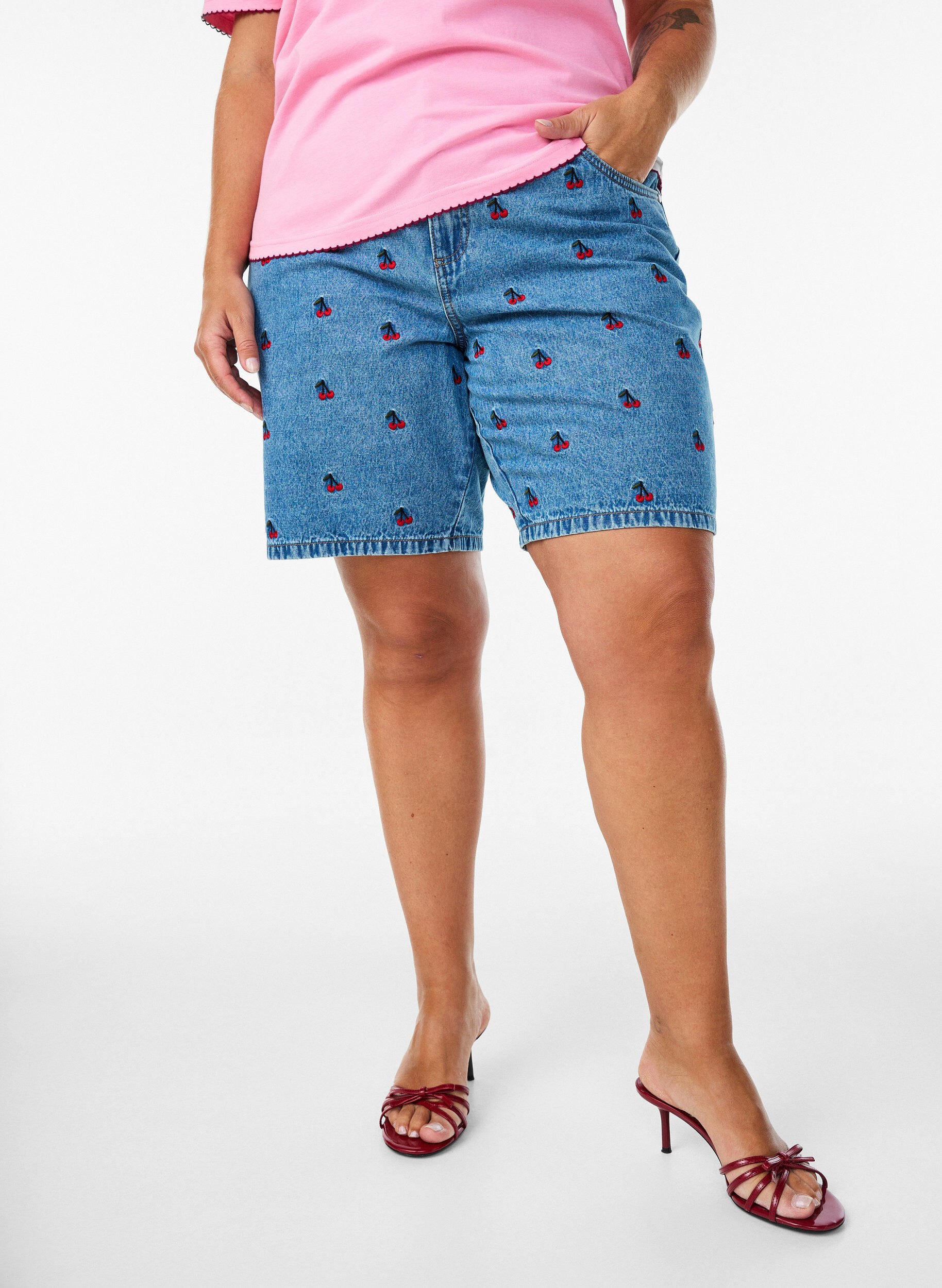 Zizzi Short en jean brod&eacute;, Bleu Clair, Model image number 3