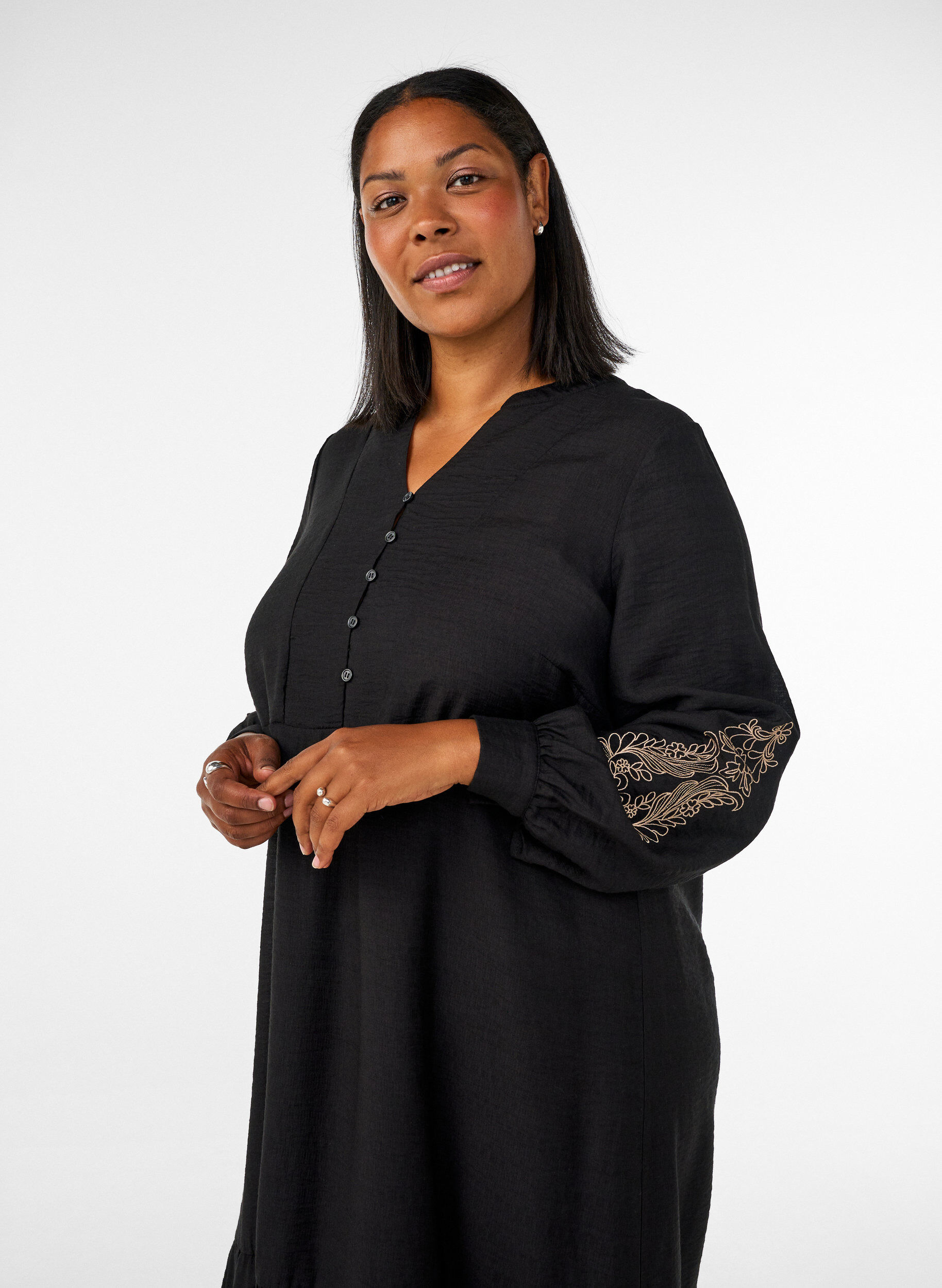 ZizziRobe en viscose avec broderies et volants &eacute;tag&eacute;s, Noir, Model image number 2