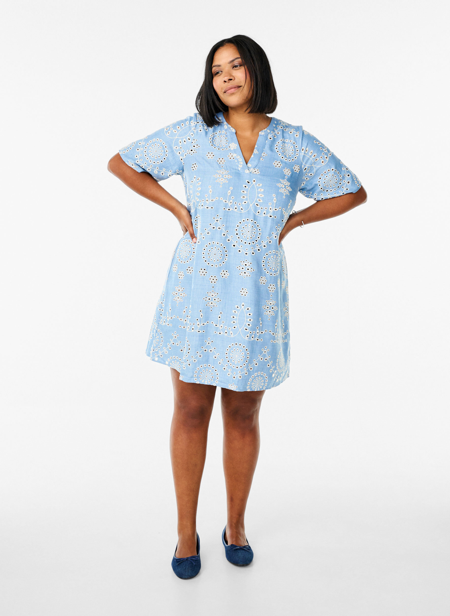 Zizzi Robe courte avec motif ajour&eacute; d&eacute;coratif, Bleu, Model image number 1