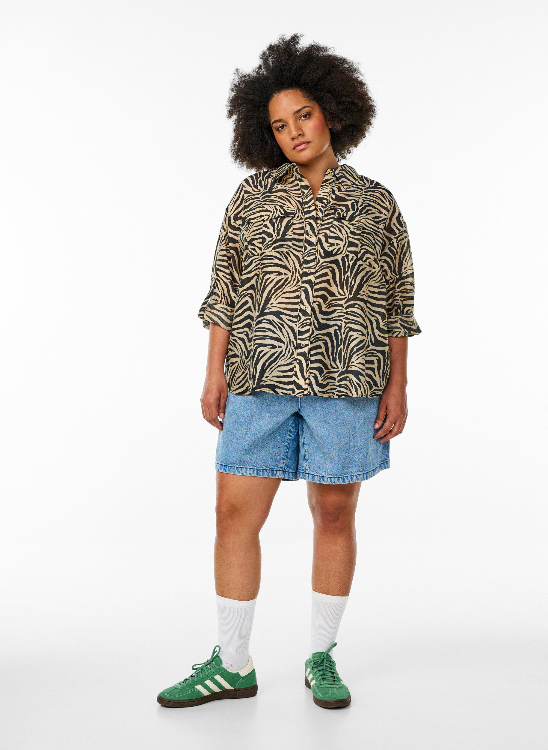 Zizzi Chemise ample avec imprim&eacute; animal et poches sur la poitrine, Noir, Model image number 1