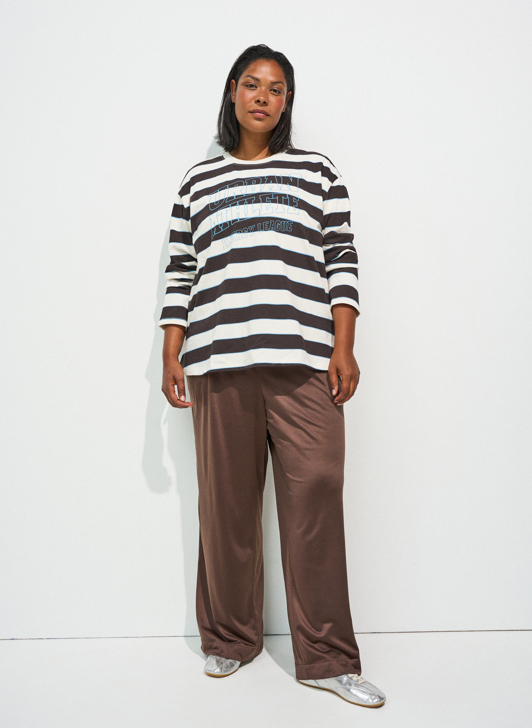 ZizziBlouse en jersey &agrave; rayures avec un imprim&eacute; texte sportif, Marron, Model image number 1