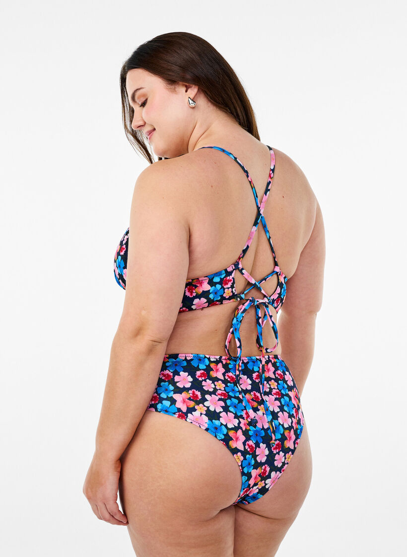 Haut de bikini &agrave; imprim&eacute; floral avec liens &agrave; nouer dans le dos, Rose poudr&eacute;e, Model image number 2